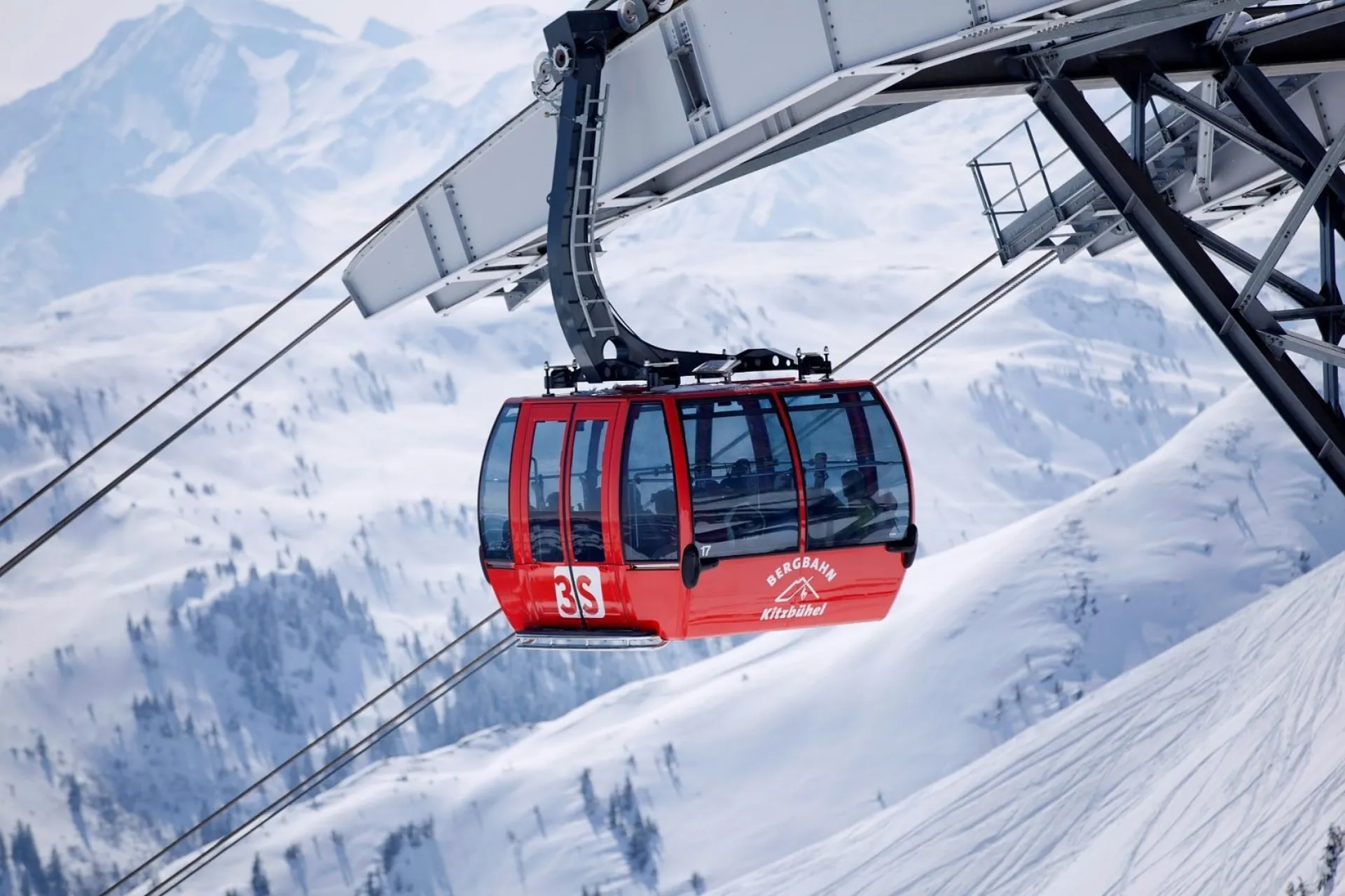 Gondel in de lucht boven de bergen in KitzSki