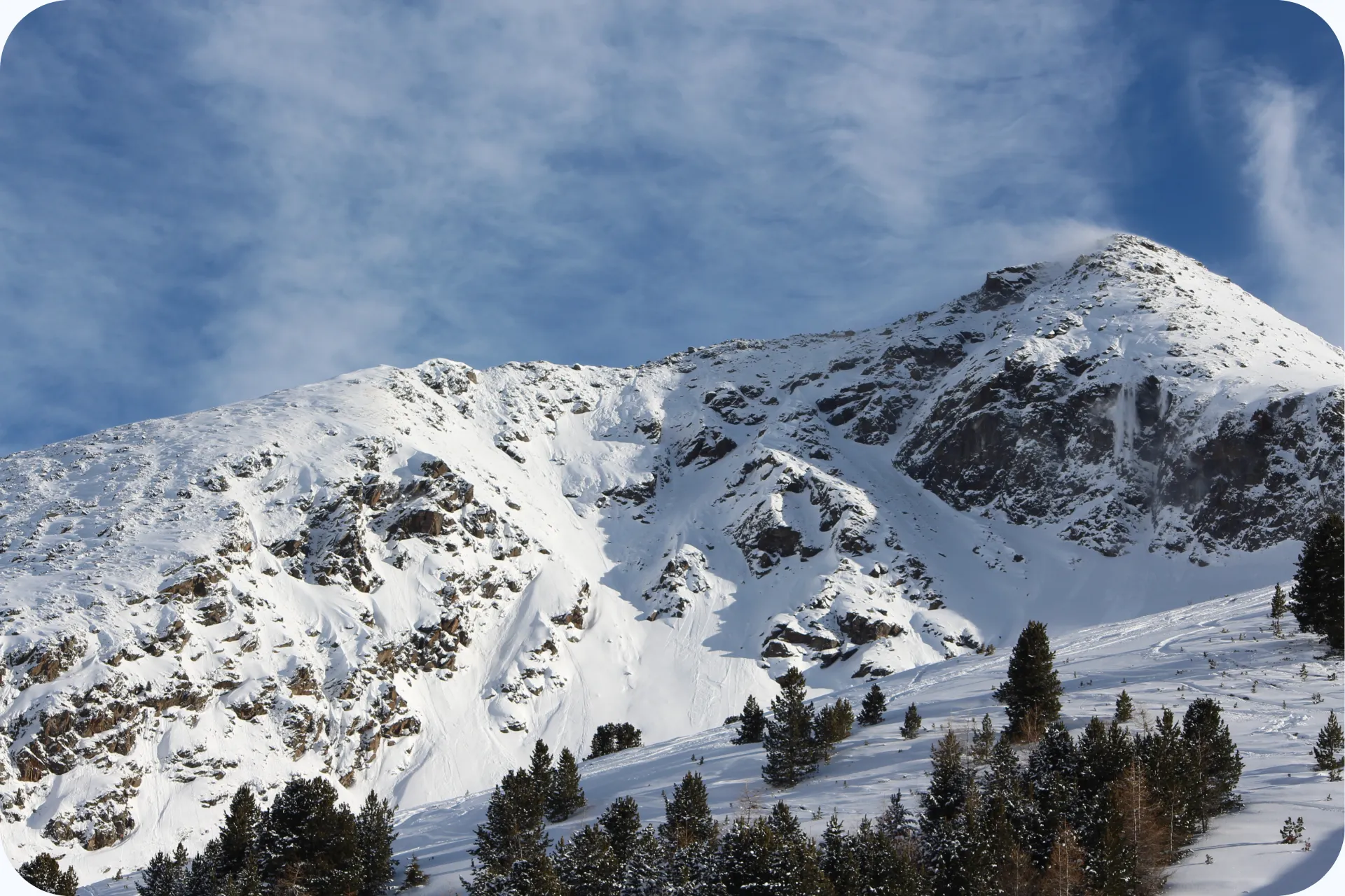 Bergtoppen bedekt met sneeuw in Kühtai, Oostenrijk