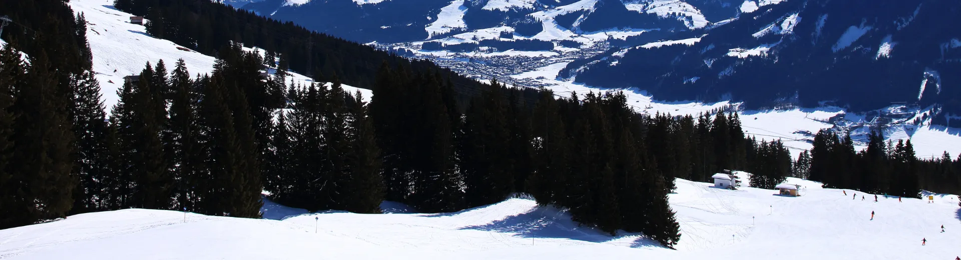 Uitzicht over de pistes en bergen in Brixen im Thale.