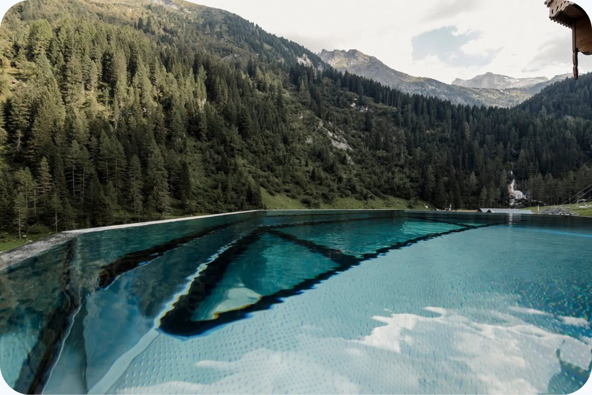 Een verwarmd buitenbad in een hotel in Zillertal Hintertux.