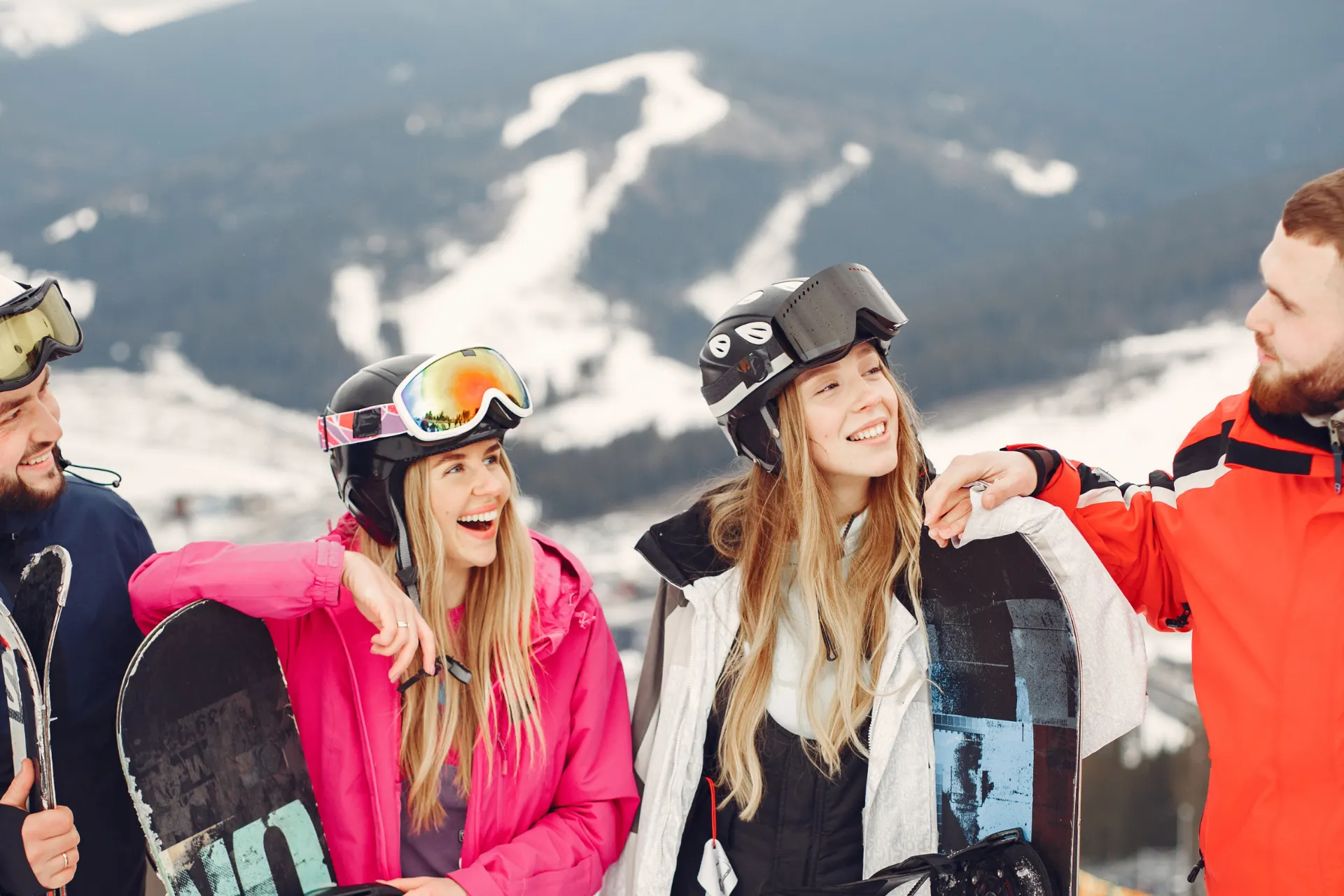 Groep studenten lachend op de piste in Oostenrijk.
