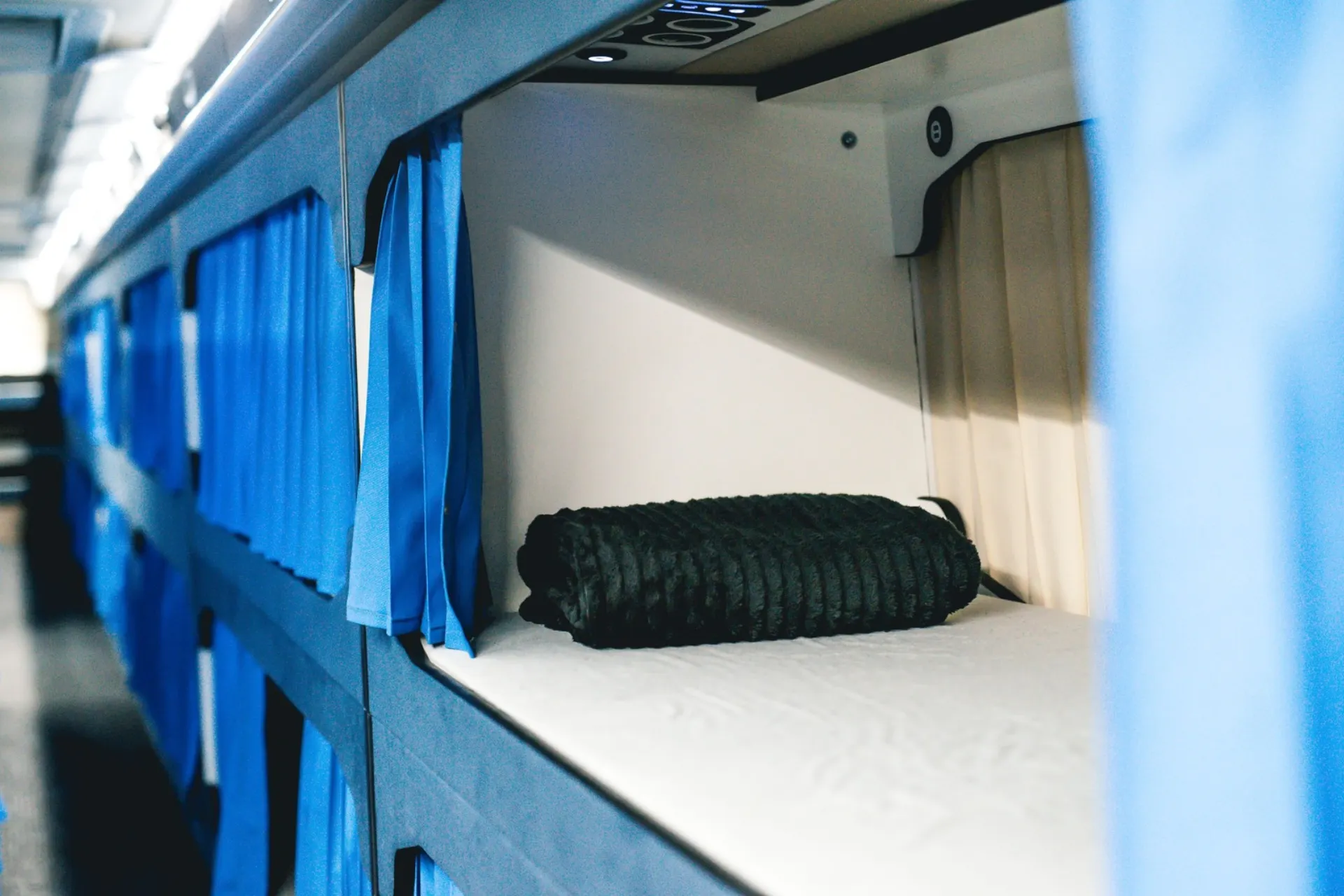Een bed in de dream class bus