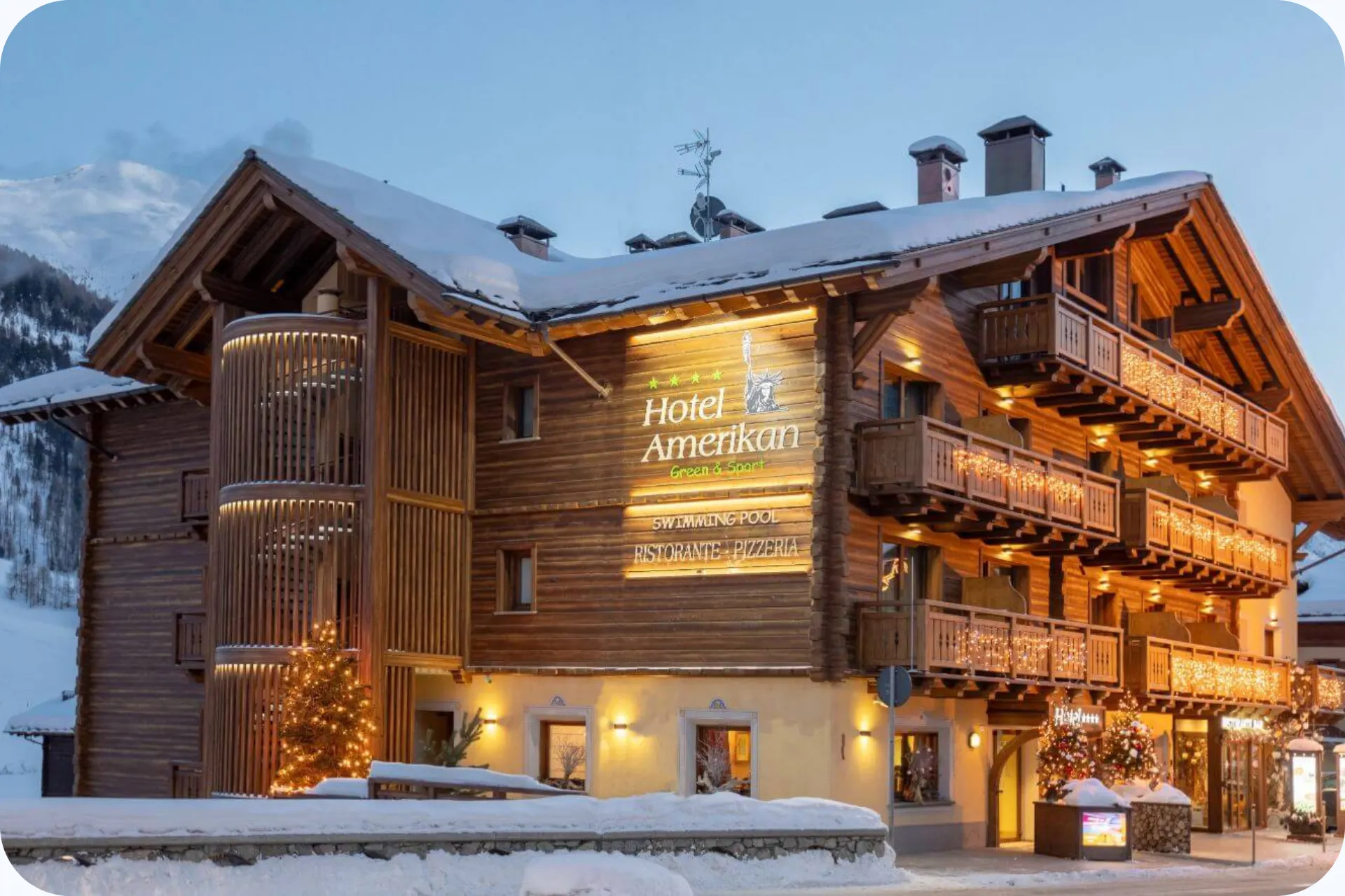 Buitenaanzicht van hotel Amerikan in Livigno Italië.