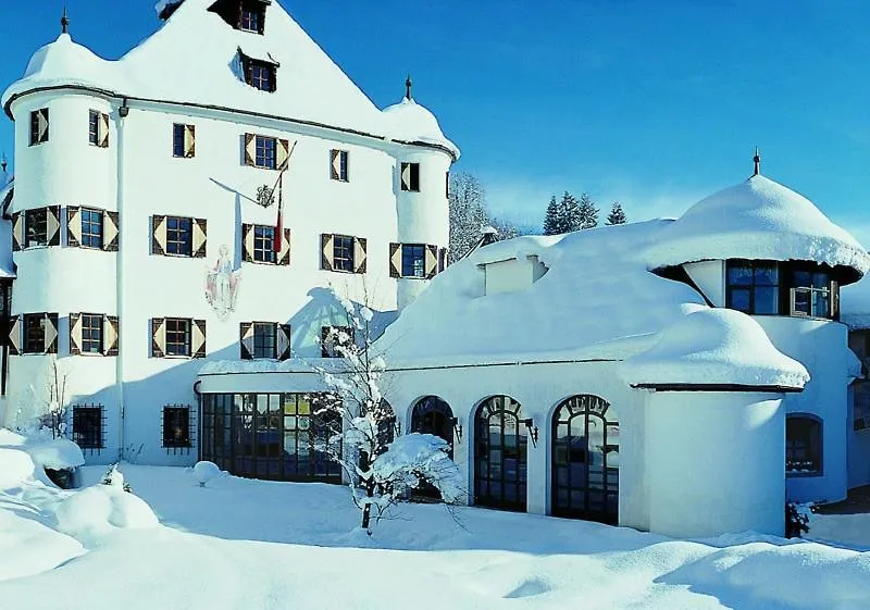 Family Hotel Schloss Rosenegg - vooraanzicht