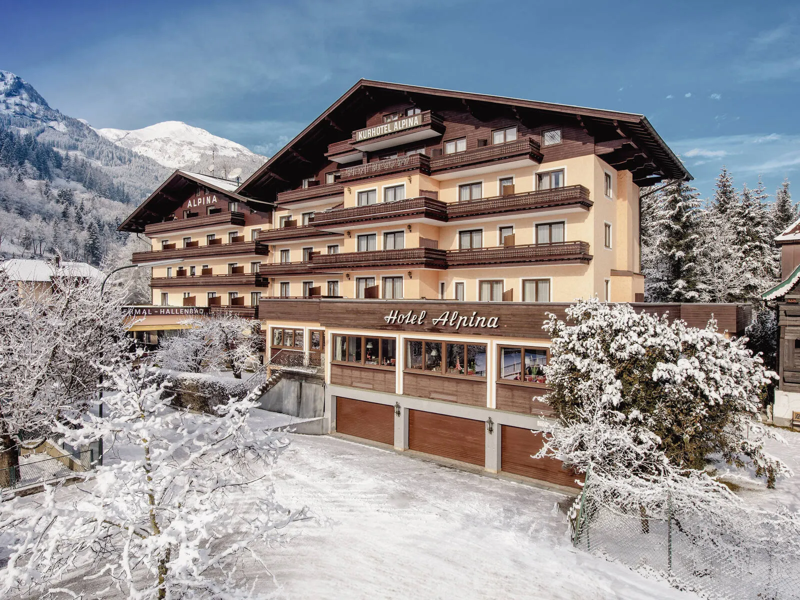Hotel Alpina - Buitenaanzicht