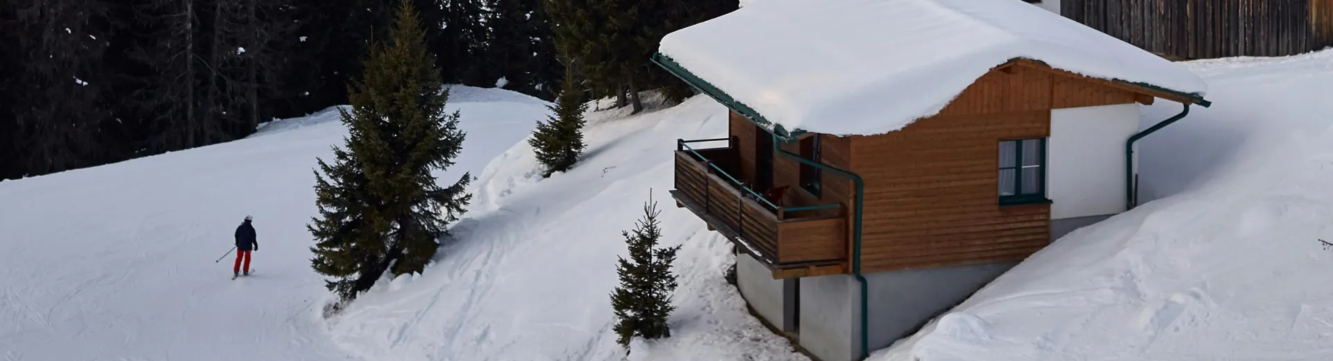 Houten huisje langs de skipiste in Schladming.