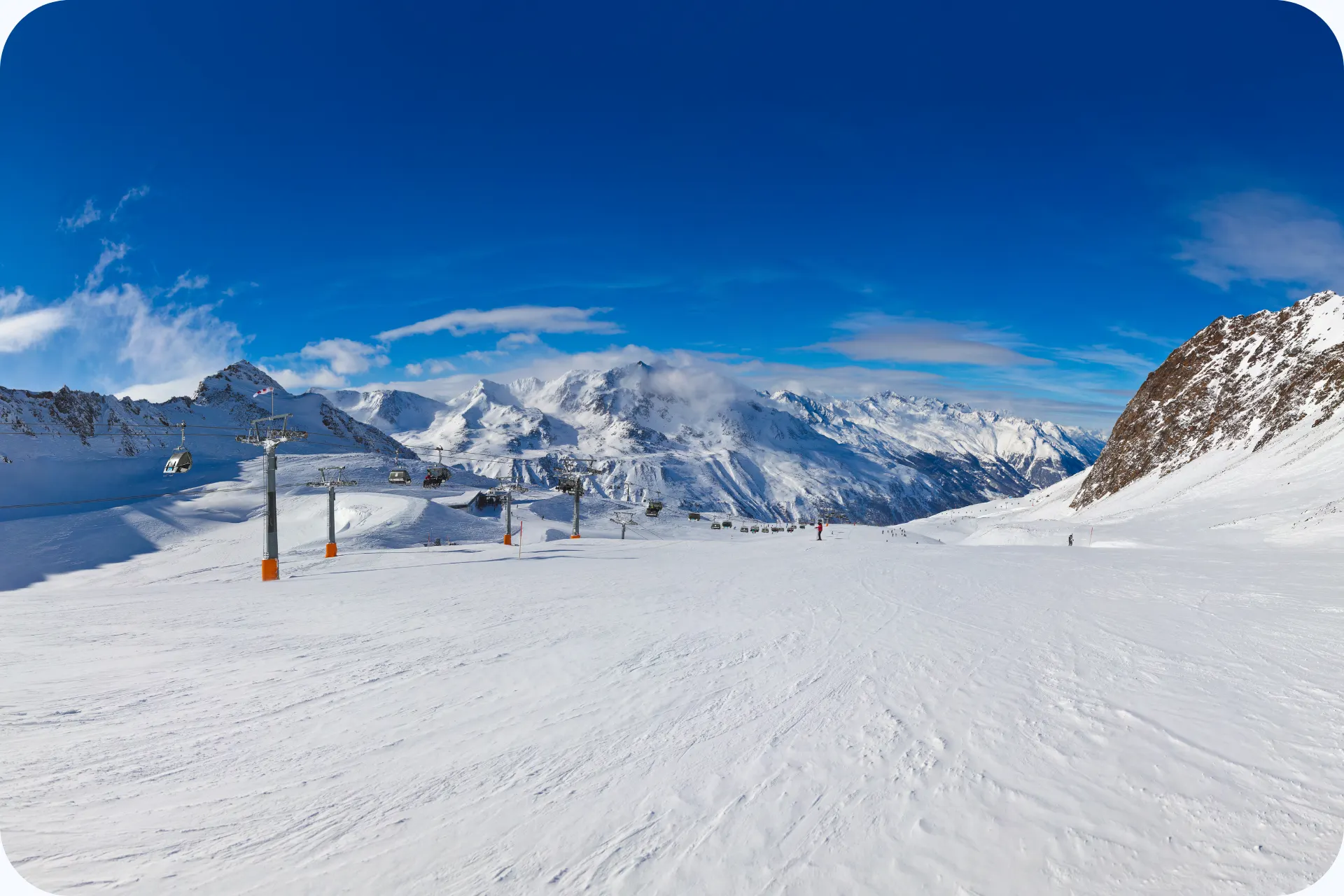 Sneeuwpiste in Hochgurgl met links een skilift.