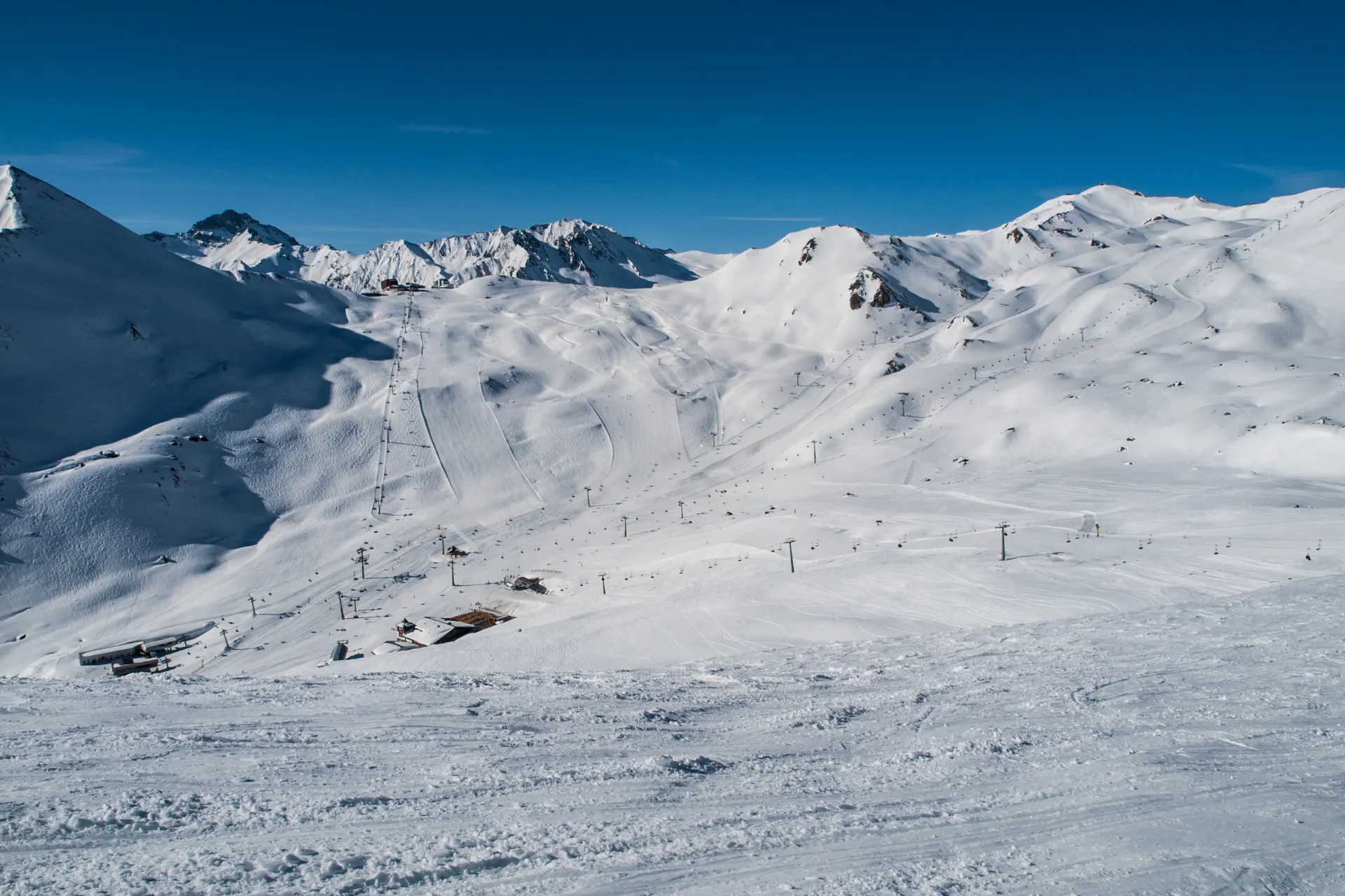 Uitzicht over skipistes in het skigebied Silvretta Arena