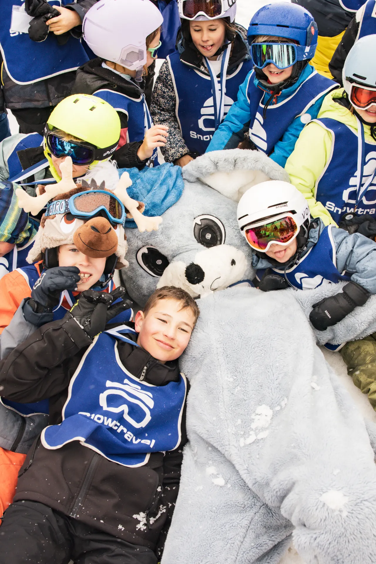Snowie kids mascotte met kinderen