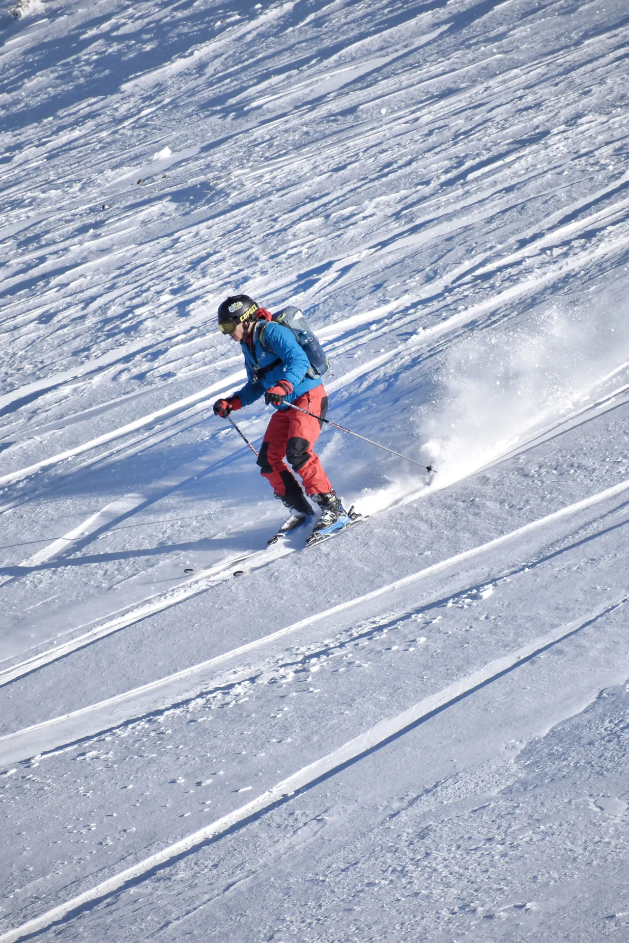 Skiër van de rode piste af