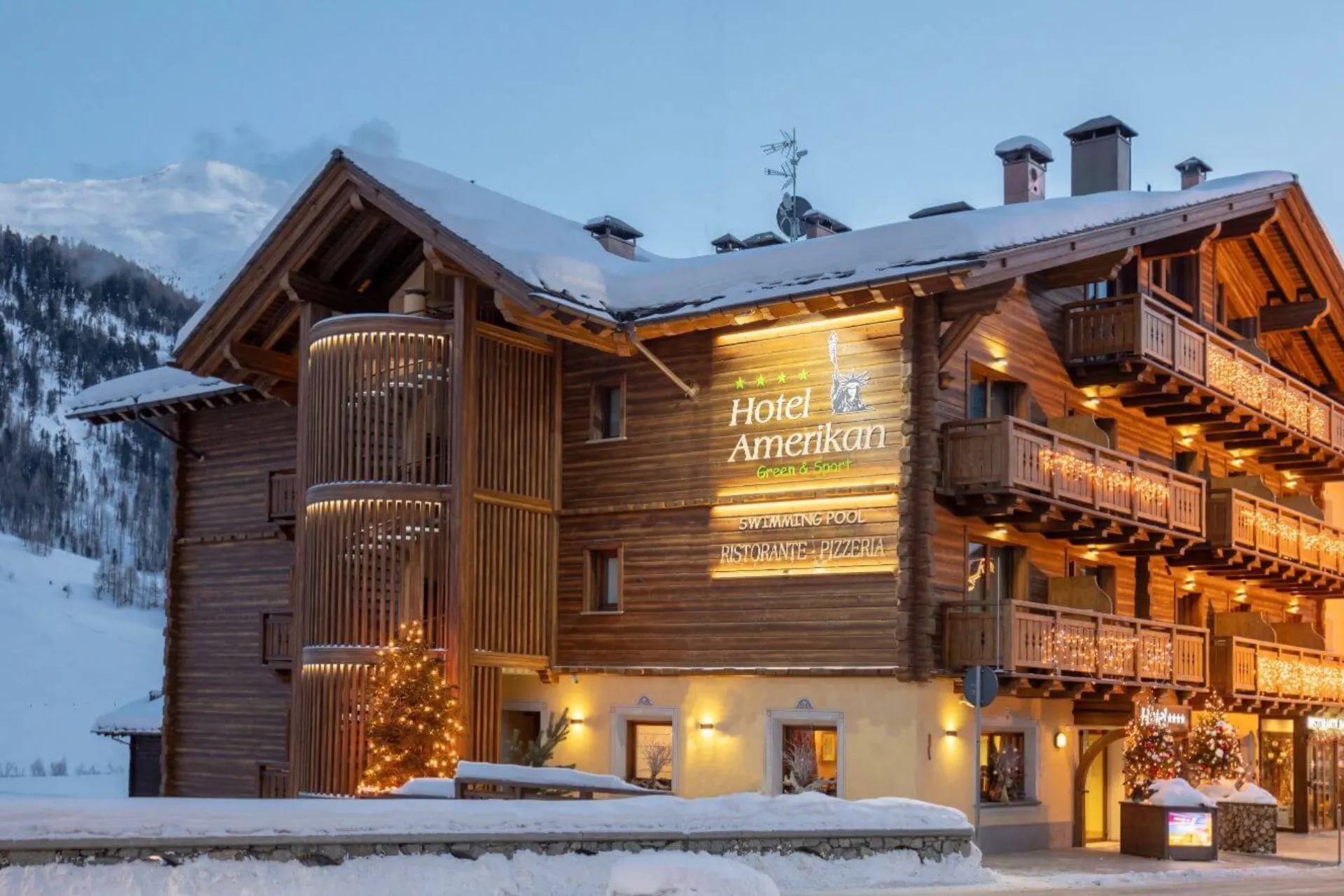 Het buitenaanzicht van Hotel Amerikan in Livigno.