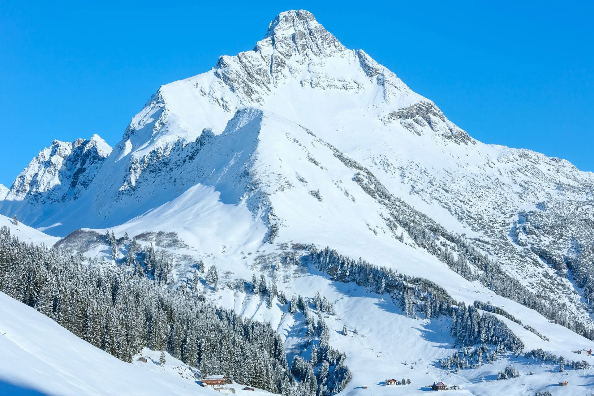 Afbeelding van een grote besneeuwde berg in Tirol, Oostenrijk