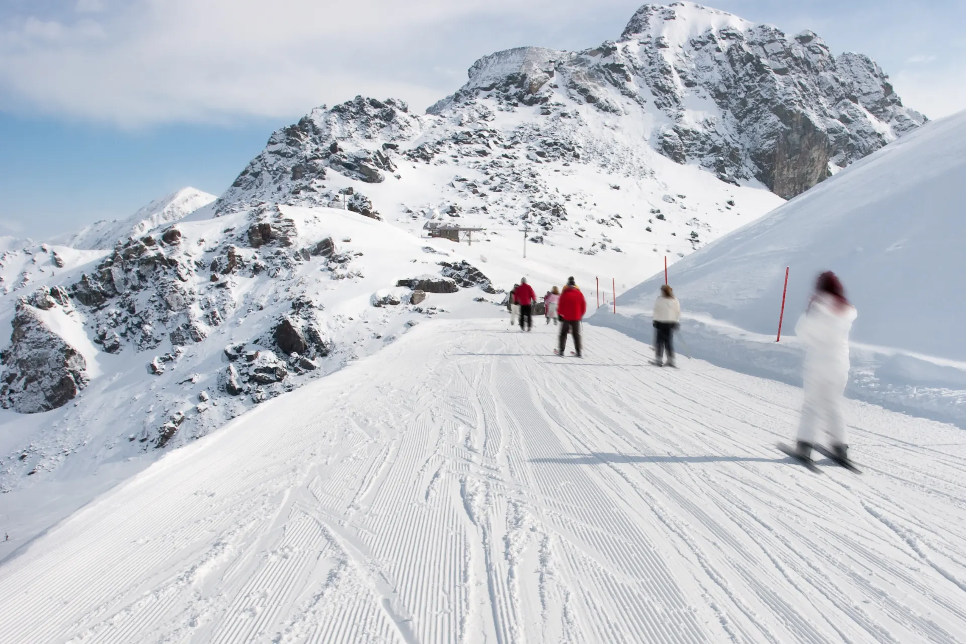 Mensen skiën van een berg in Ischgl, Oostenrijk