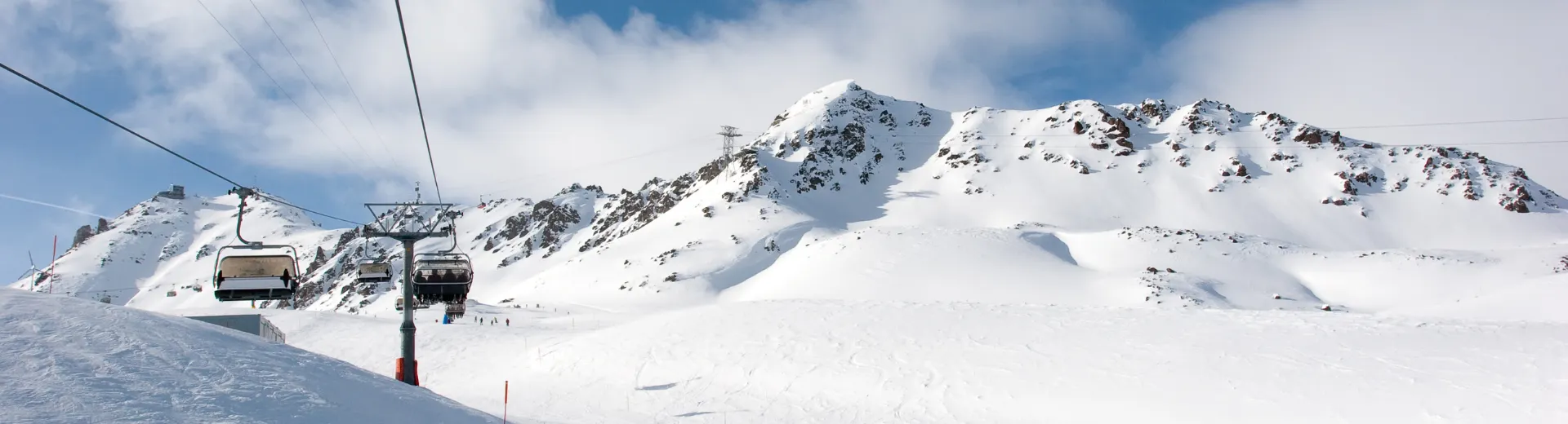 Stoeltjeslift en besneeuwde pistes tijdens een skivakantie in Fügen