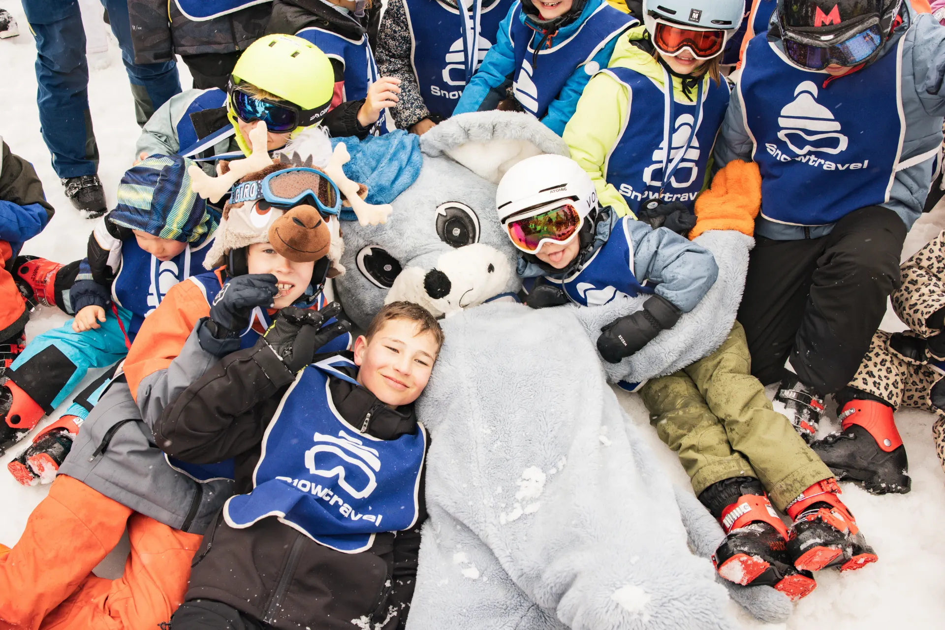 Kinderen met de Snowtravel Snowie mascotte.