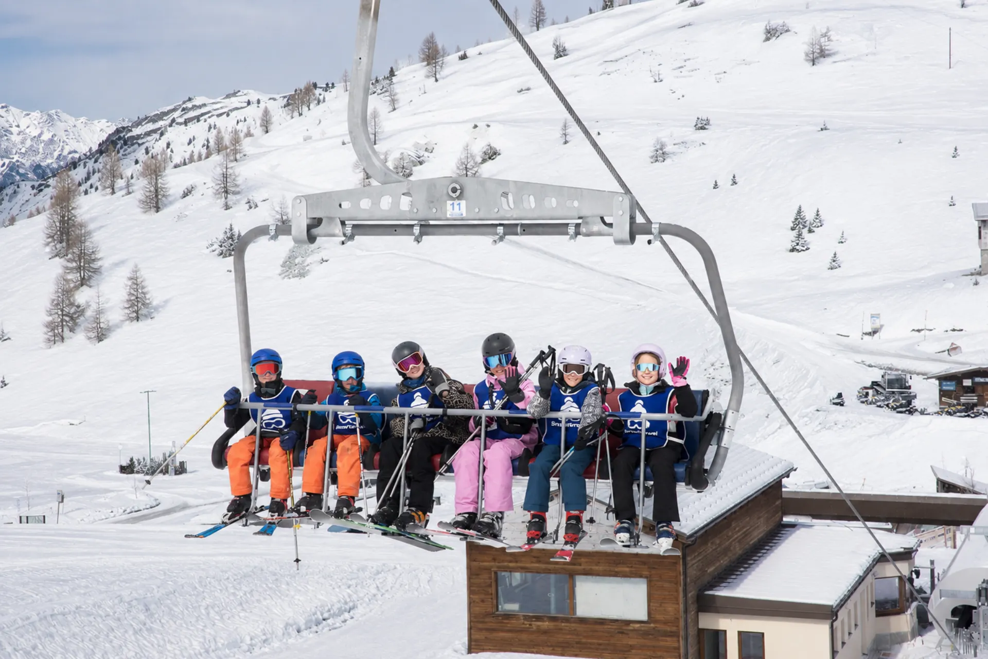 Snowtravel skiklas in de skilift 