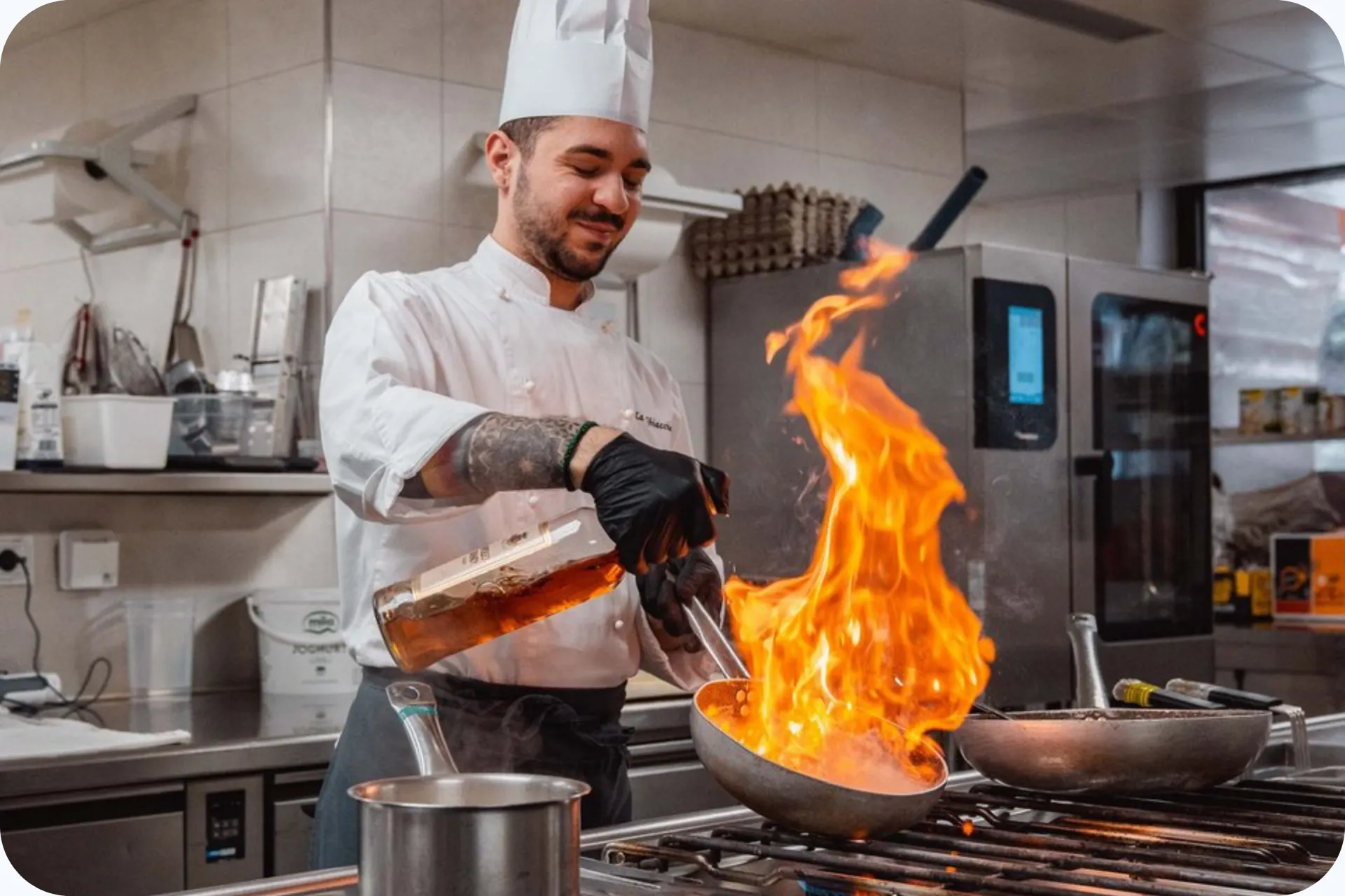 Een kok die aan het werk is in de keuken van Hotel Col Alto in Corvara