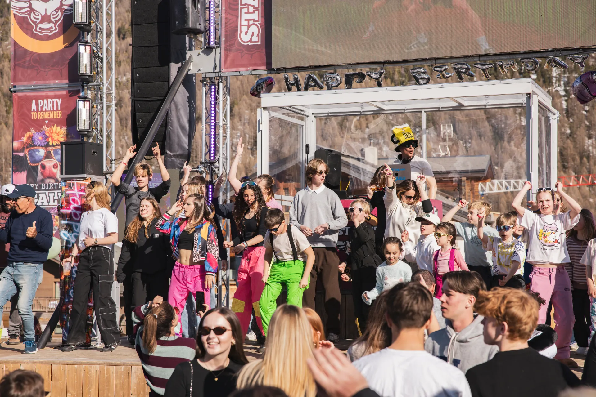 Kinderen dansen bij apres ski Scalet