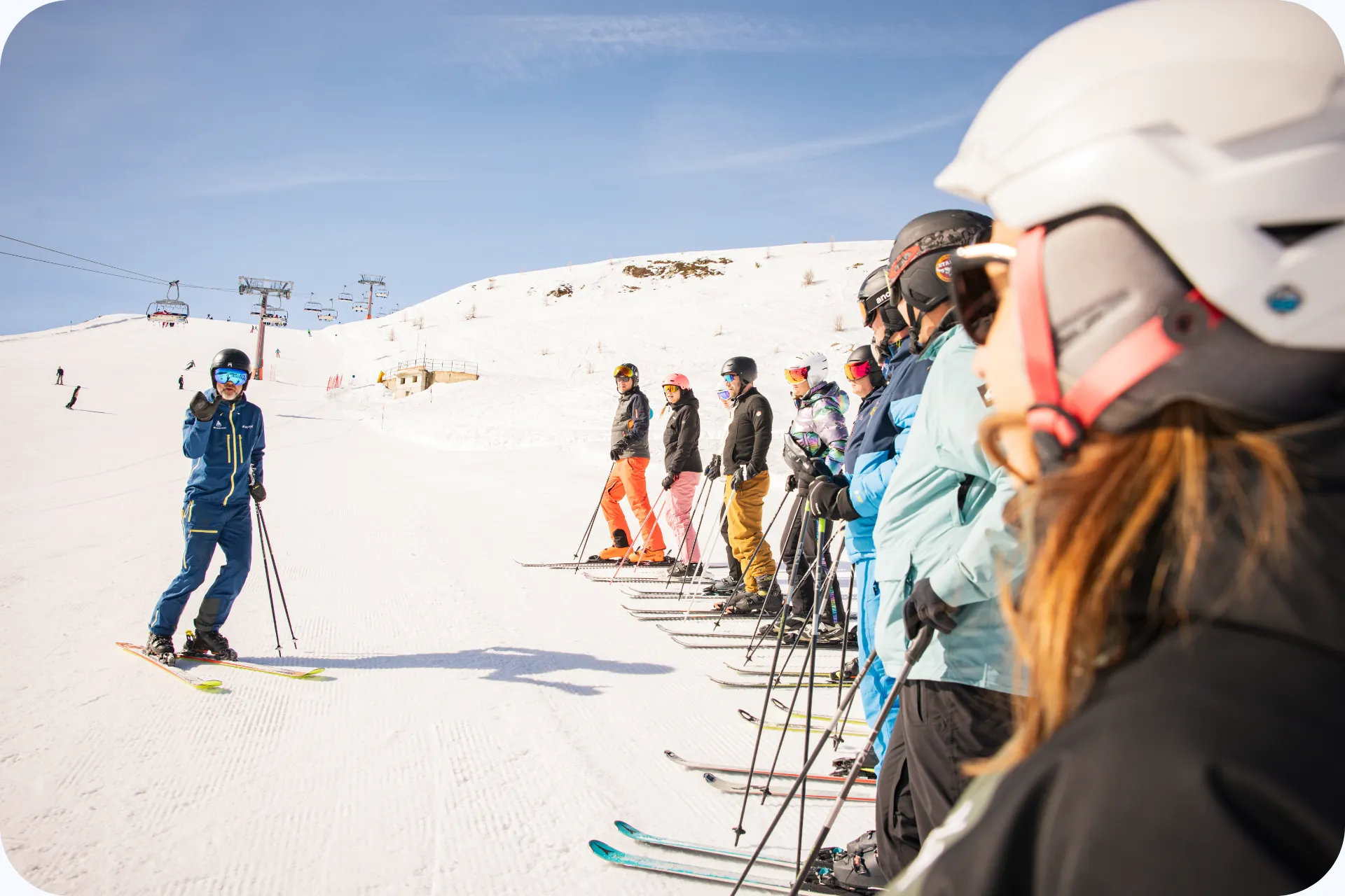 Een skimonitor van Snowtraveld ie zijn skiklas toespreekt.