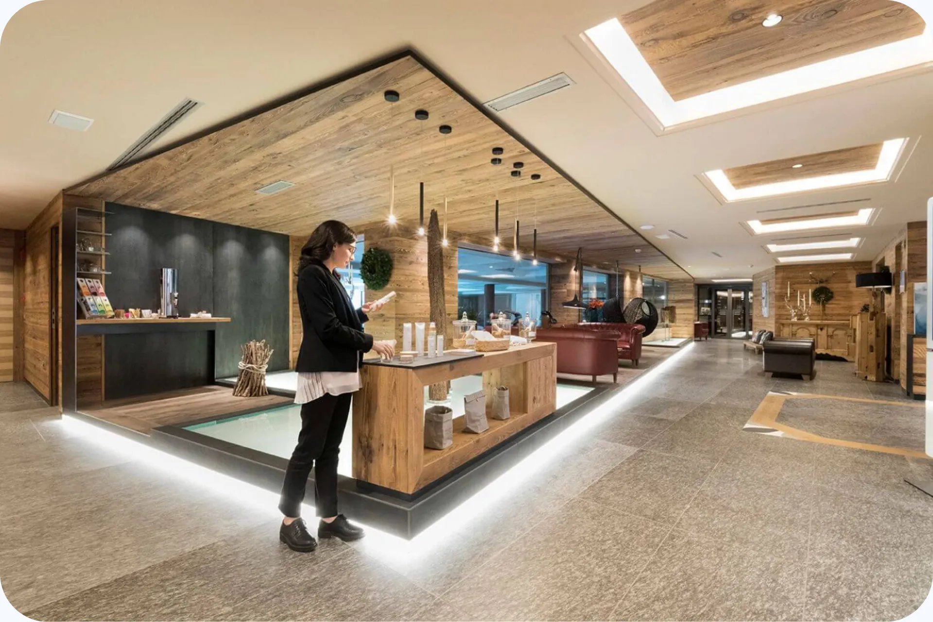 De receptie van hotel Lac Salin in Livigno waar ook een winkel aanwezig is waar je de wellness cosmetische lijn van Lac Salin kunt aanschaffen.