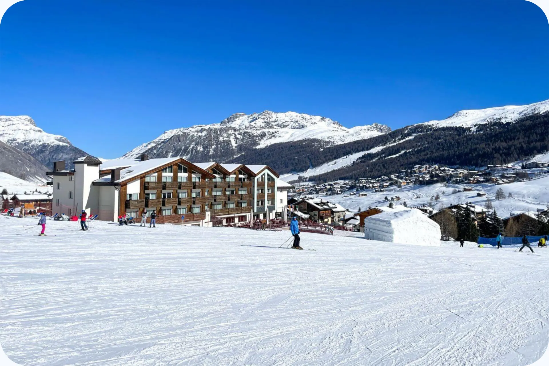 Het buitenaanzicht van hotel Lac Salin dat direct aan de piste in Livigno ligt.