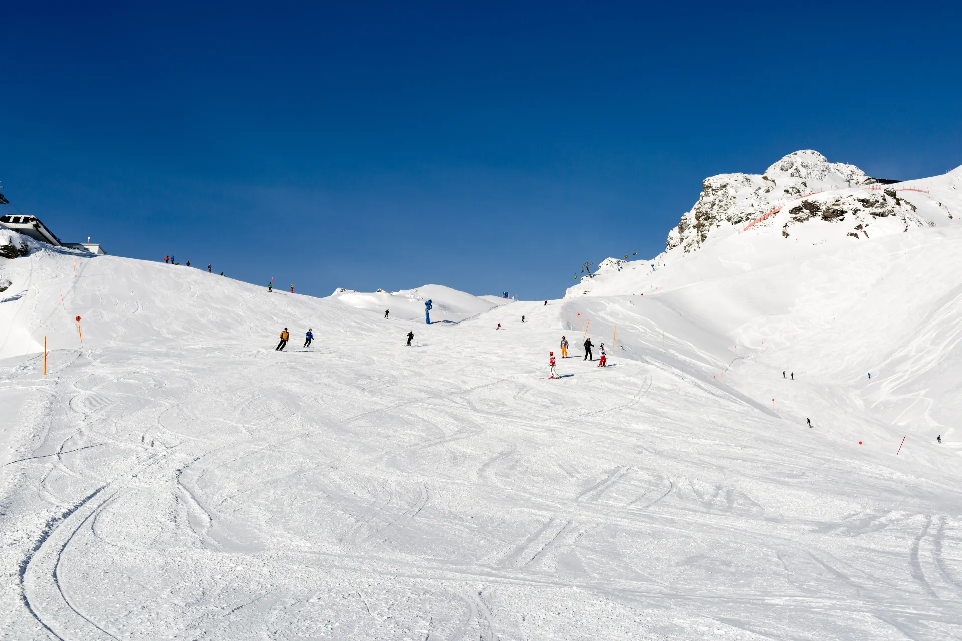 Een piste in Obertauern waar mensen aan het skiën zijn