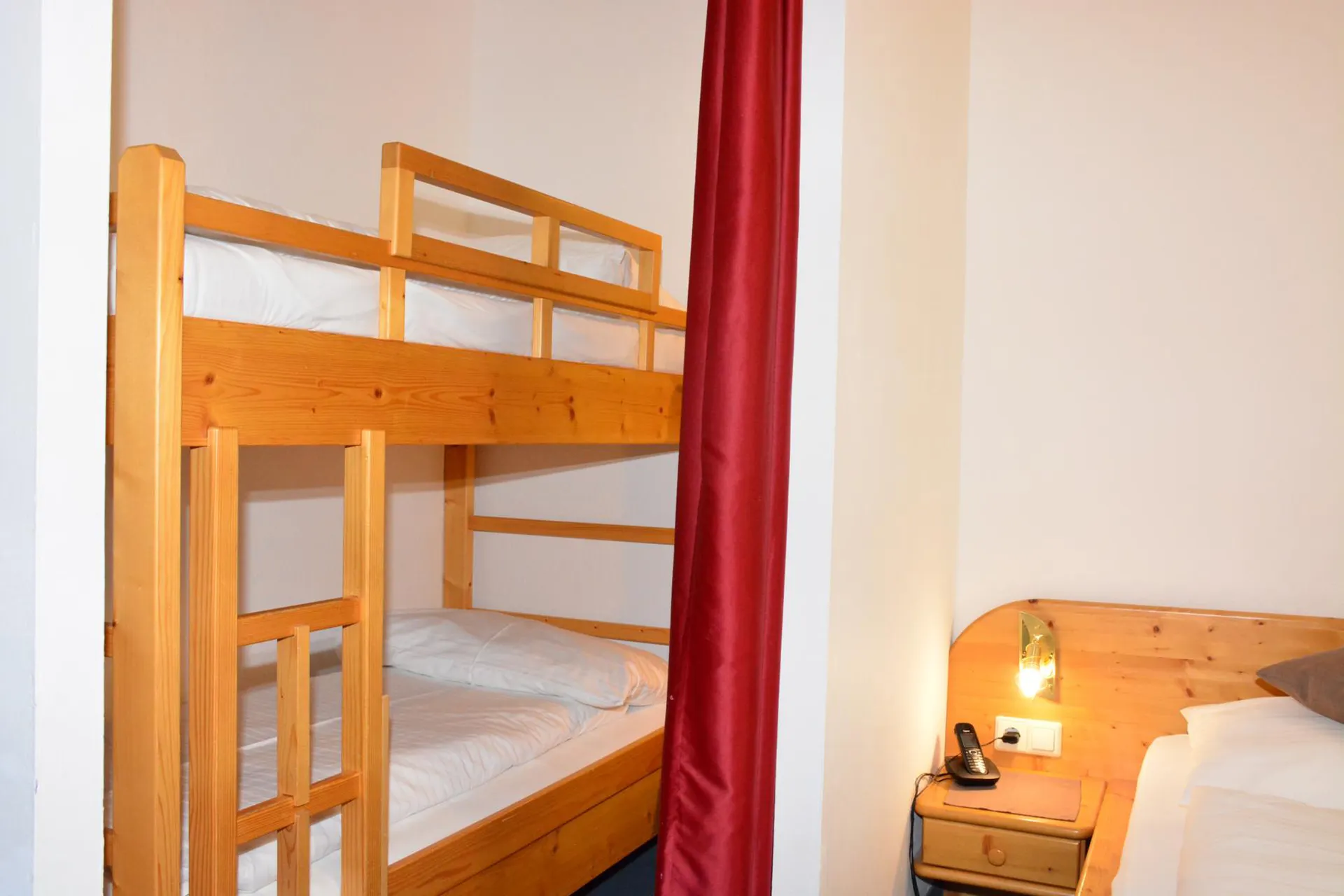 Kinder- und Familienhotel Nockalm - Tweepersoonskamer met 2 extra bedden
