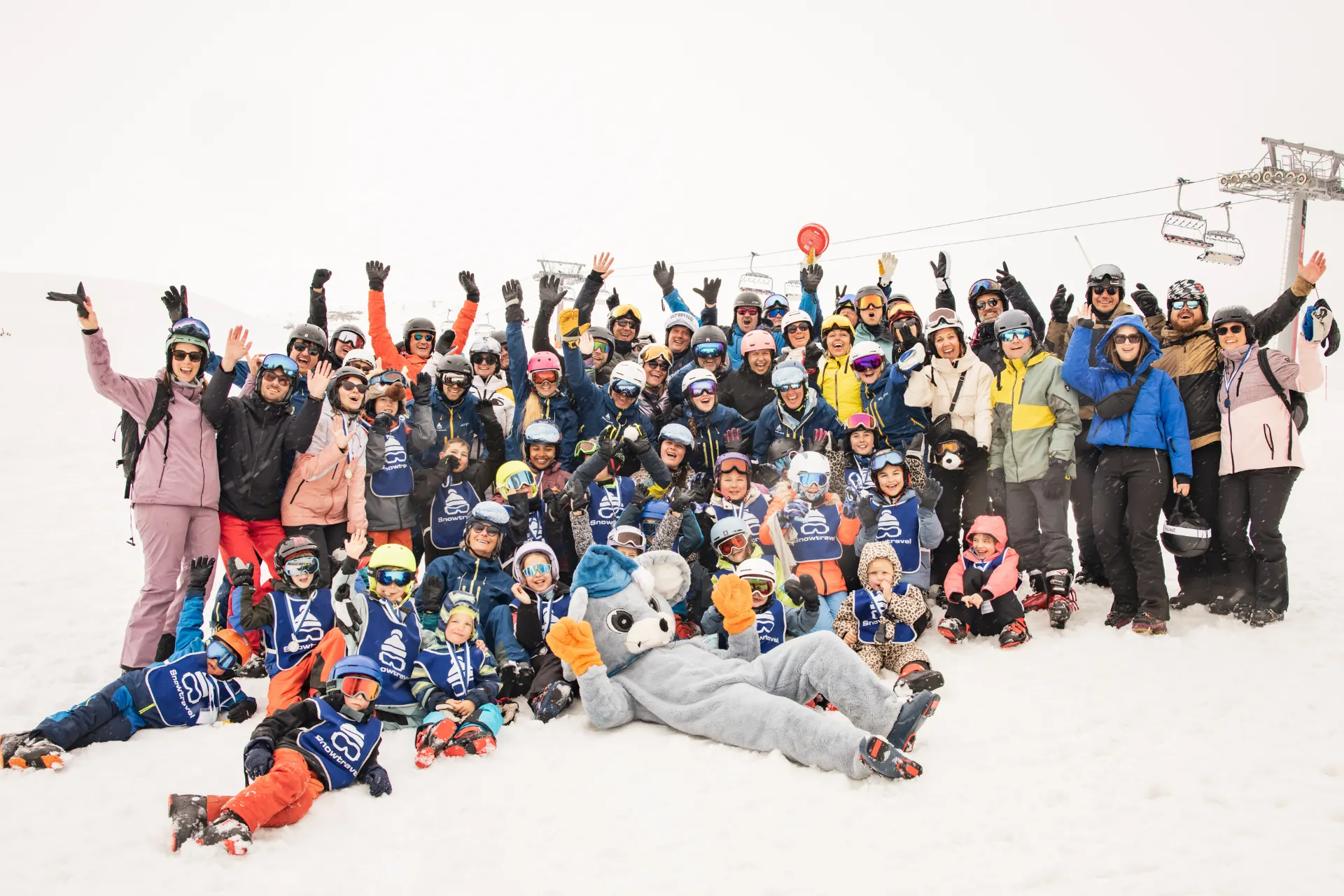 Groepsfoto met mascotte van Snowtravel