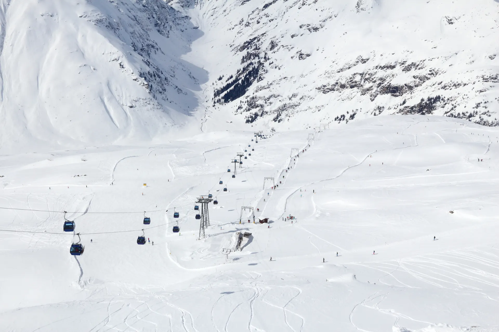 Uitzicht over een skipiste en lift in Gastein