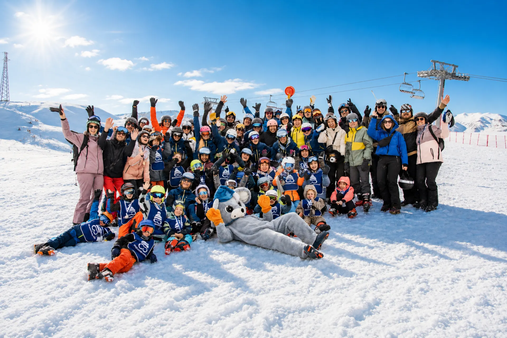Groepsfoto reis met Snowie mascotte en kids