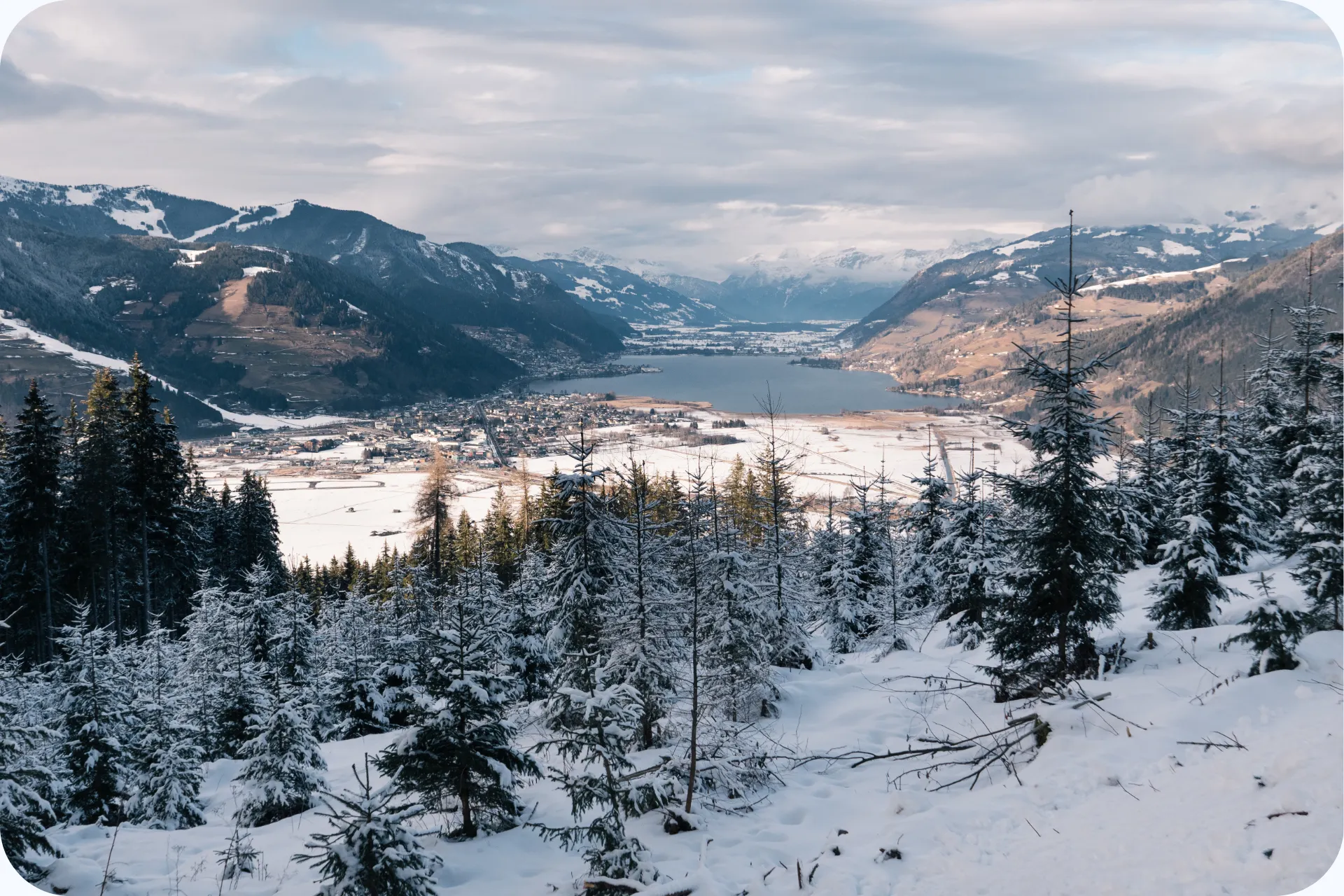 Zell am See met Zeller See in Oostenrijk.
