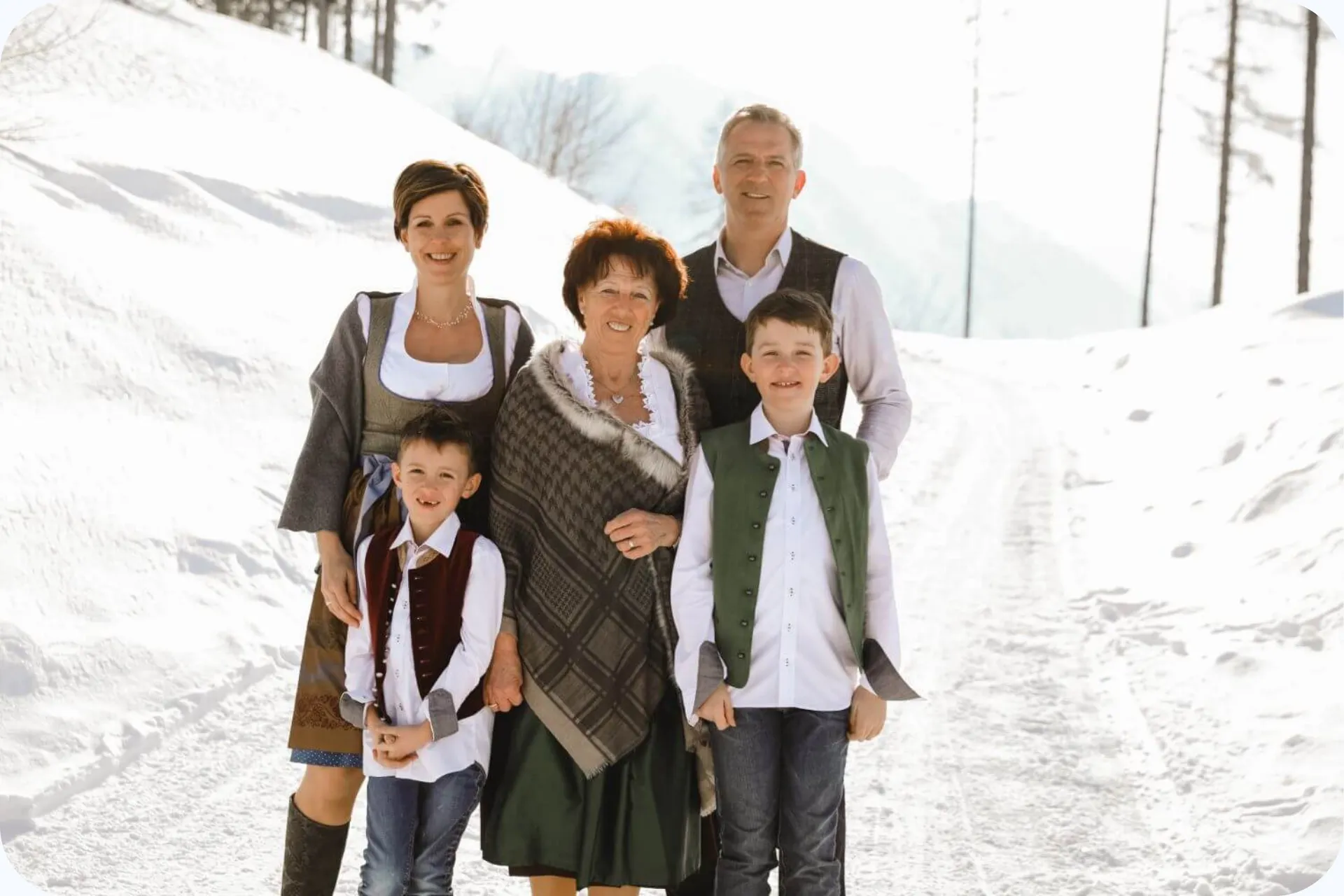 De familie Unterkofler van hotel Alpendorf in Oostenrijk in de sneeuw.