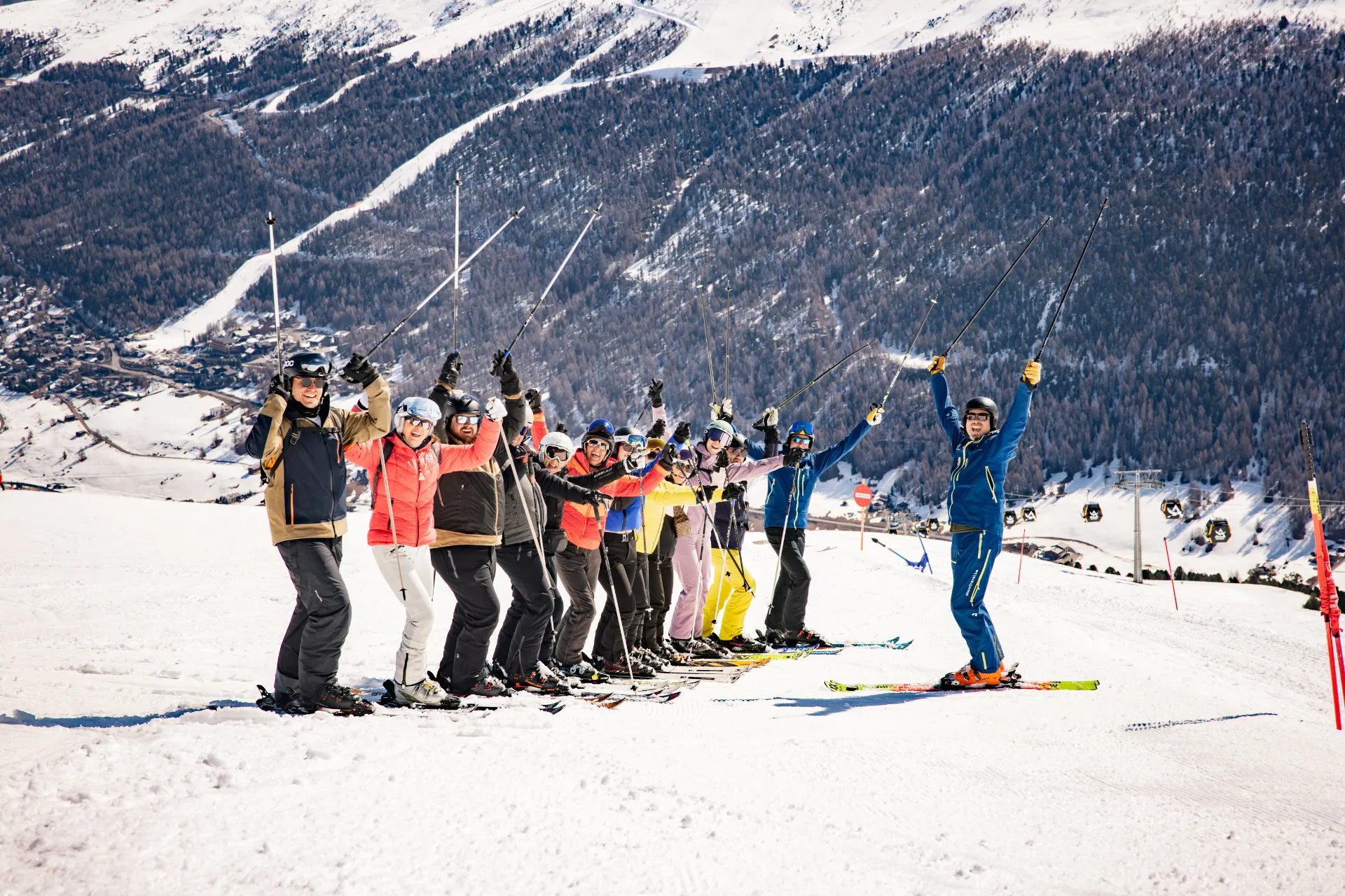 juichende klanten op de piste