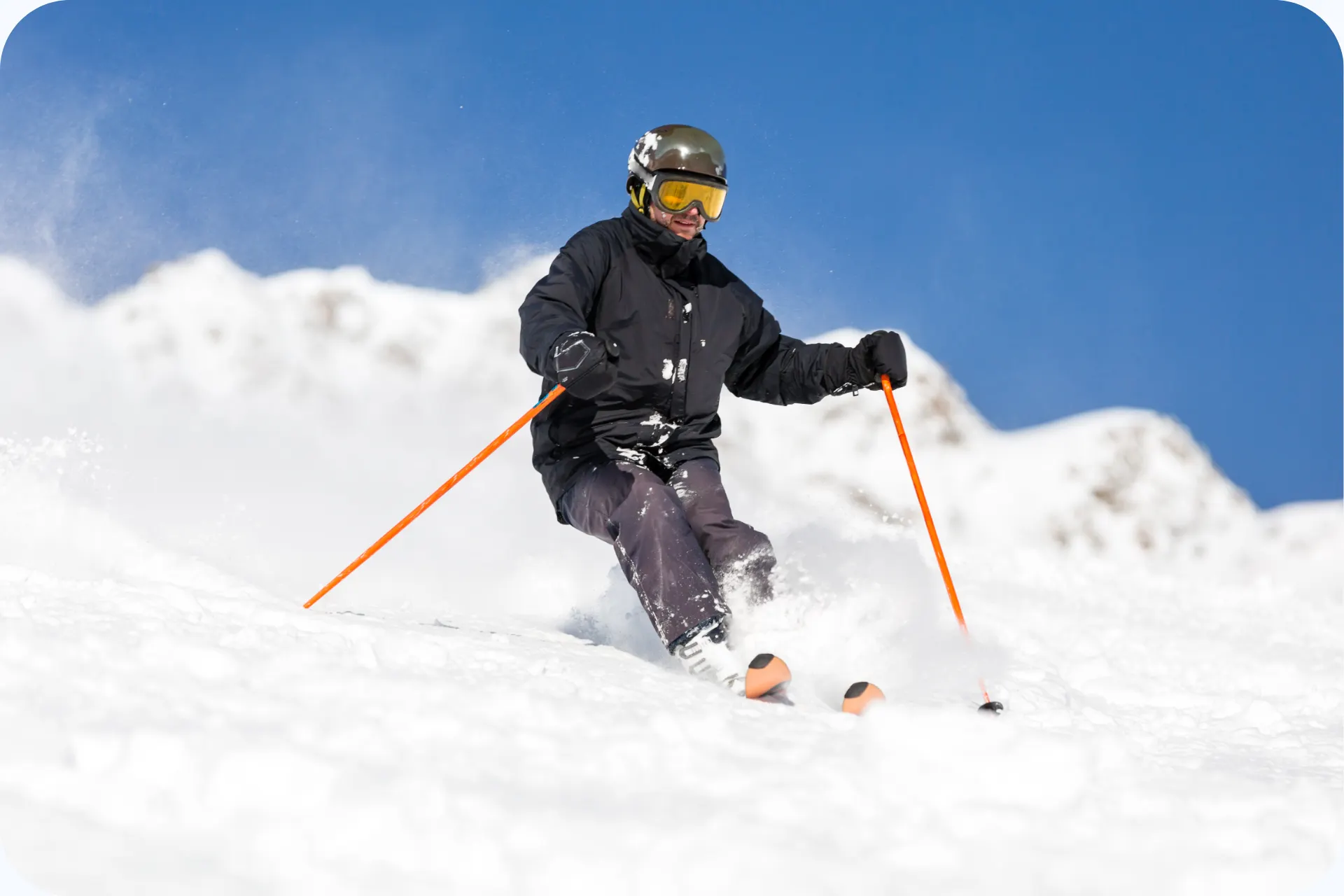 Man met helm en stokken die van de piste af skiet