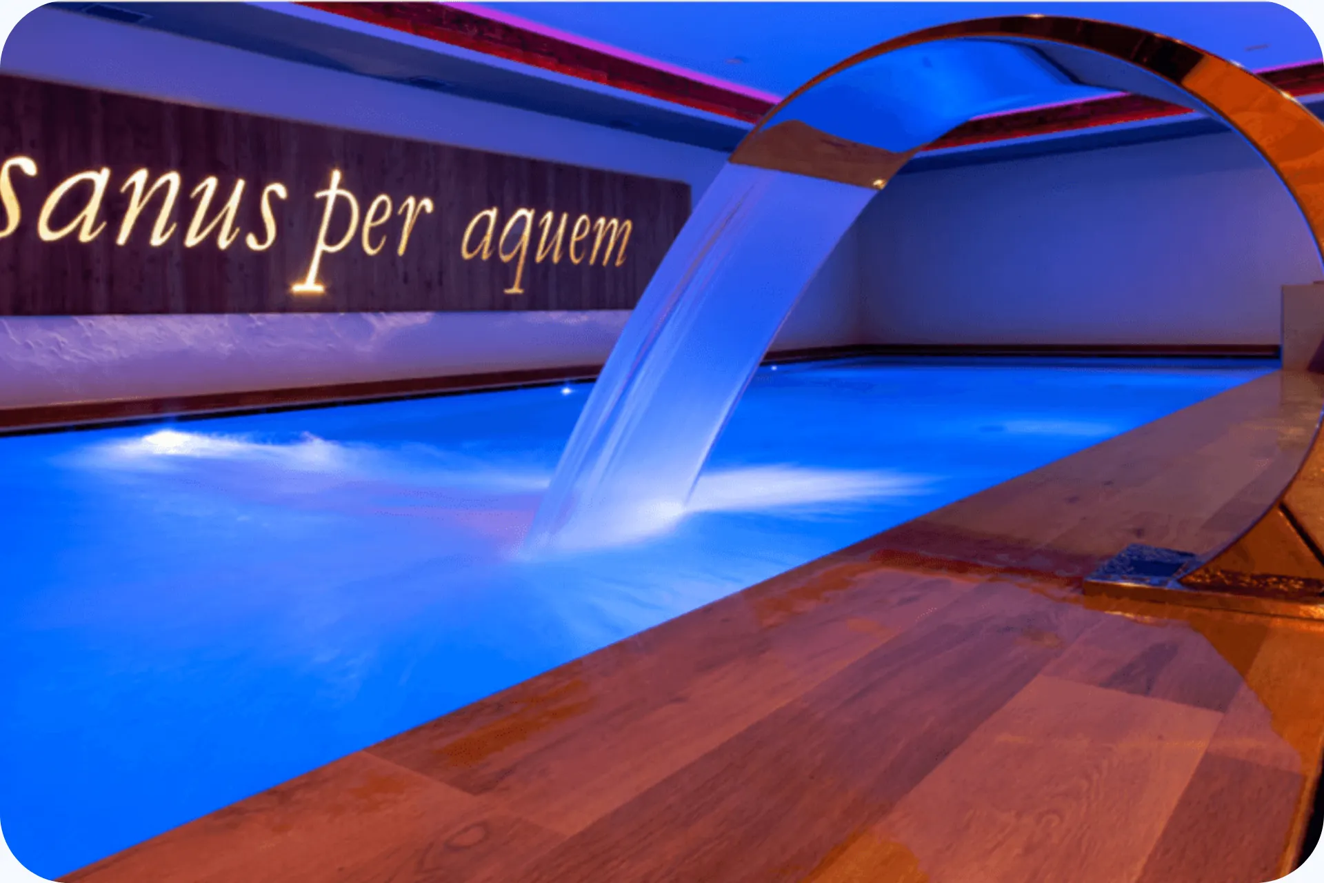 Het zwembad in de wellness van hotel Amerikan in Livigno Italië.
