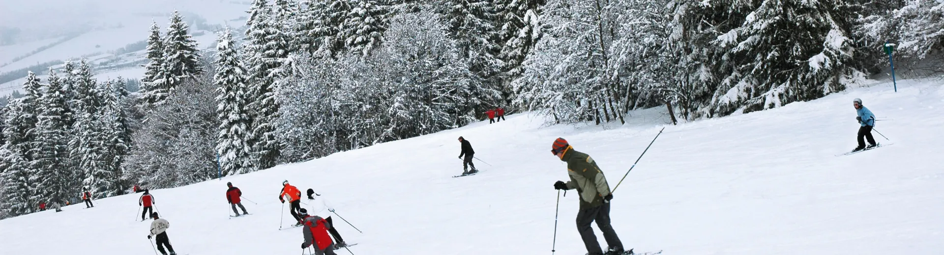 skiënde mensen