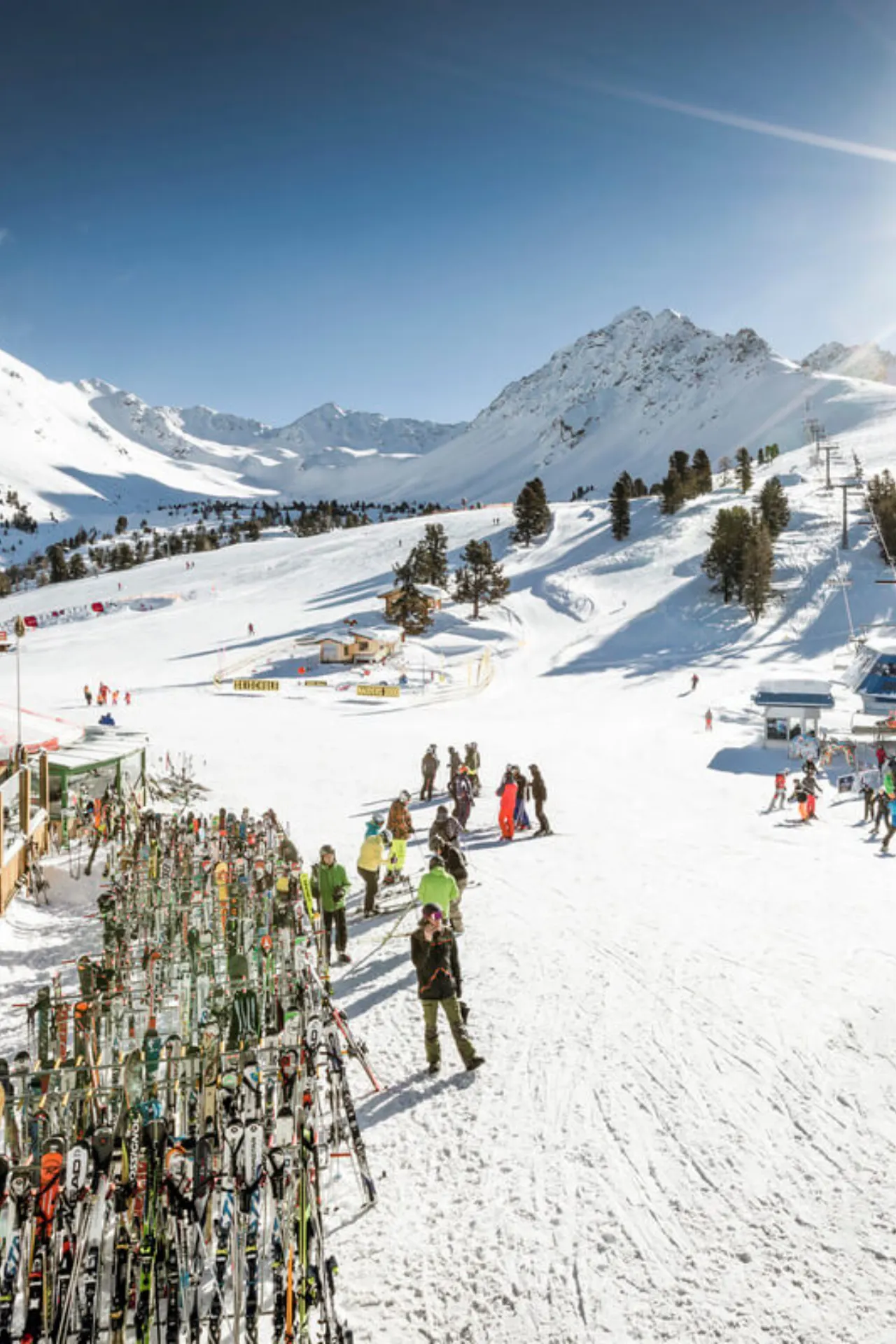 gestalde skies onderaan de berg bij een skihut