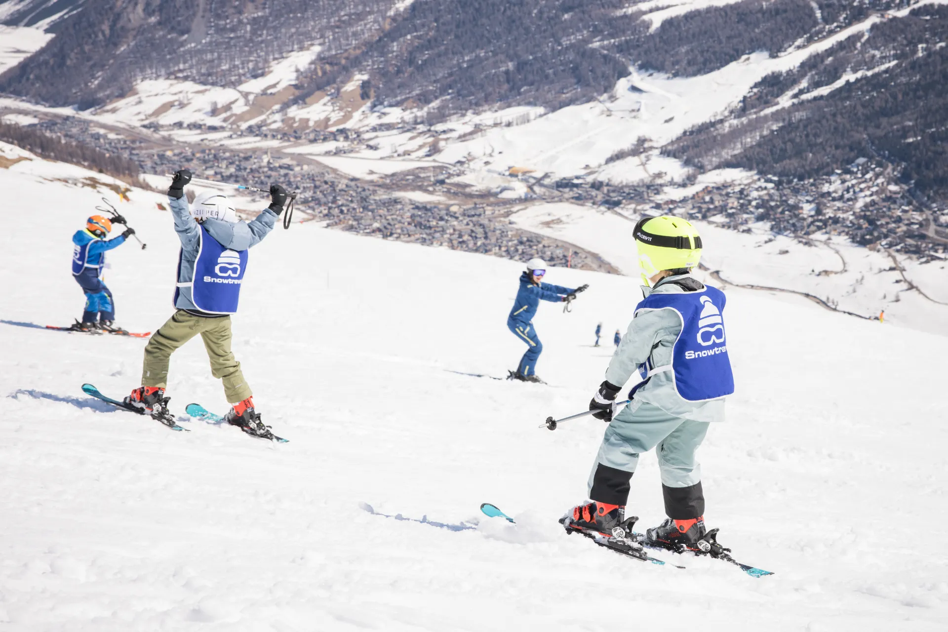 Kinderen met Snowtravel op de piste 