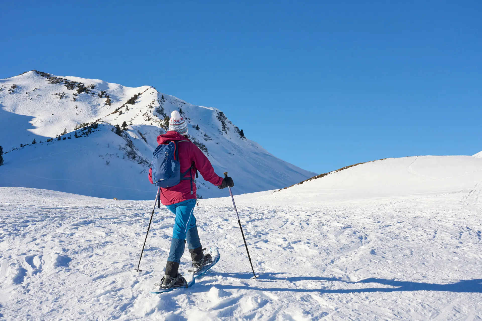 Iemand die een winterwandeling aan het maken is op sneeuwschoenen.