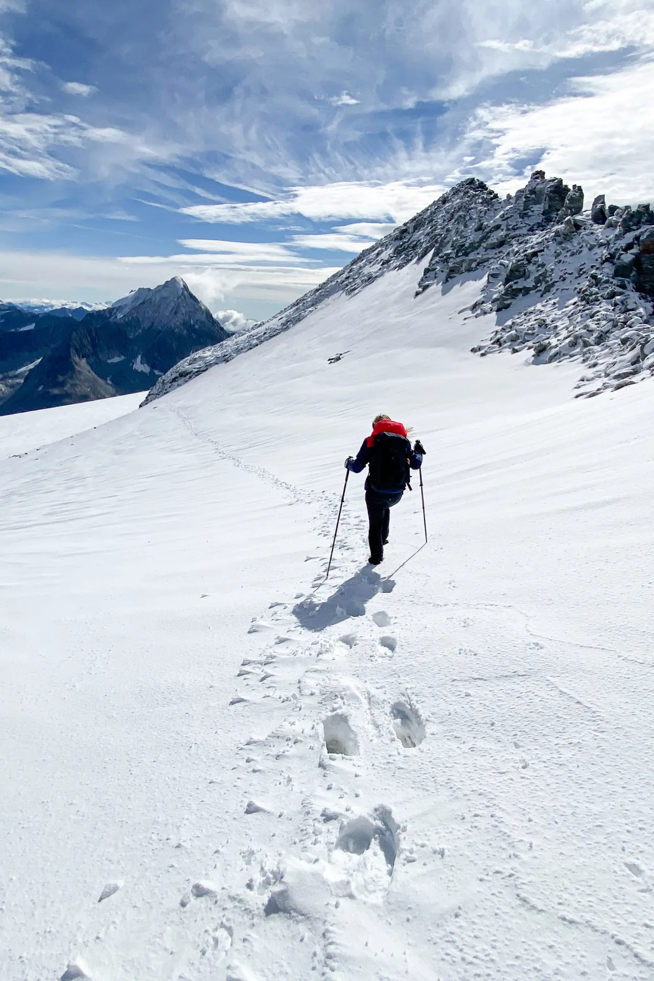 Een persoon die door de besneeuwde bergen hiked