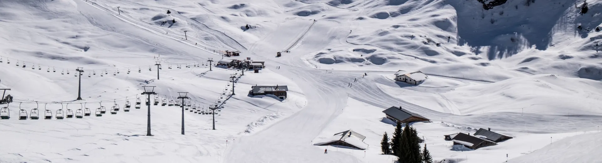 Een piste in Kitzbühel waarop een skiligt te zien is.