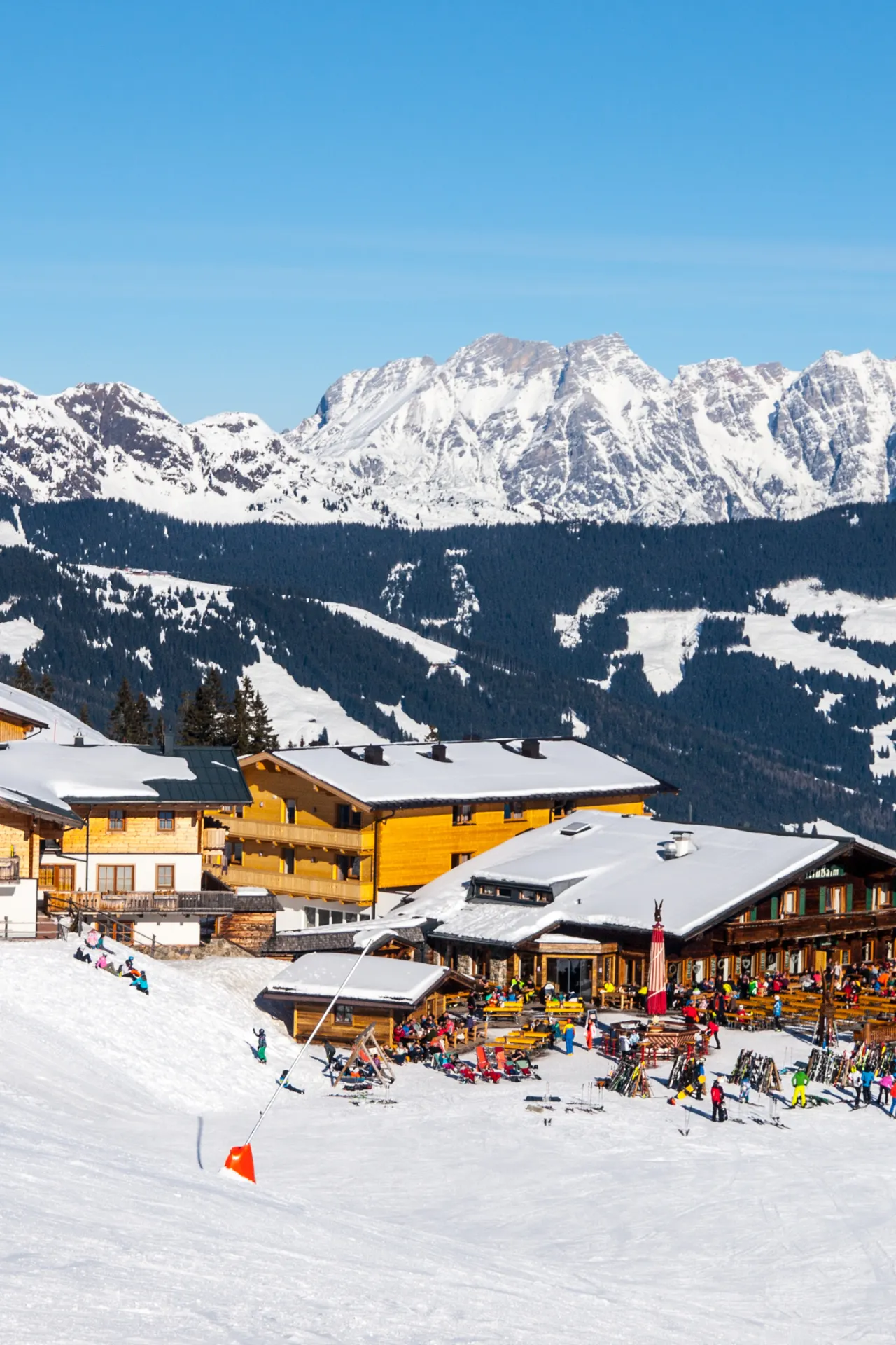 Après ski tent in het dal in het skigebied Saalbach Hinterglemm Leogang