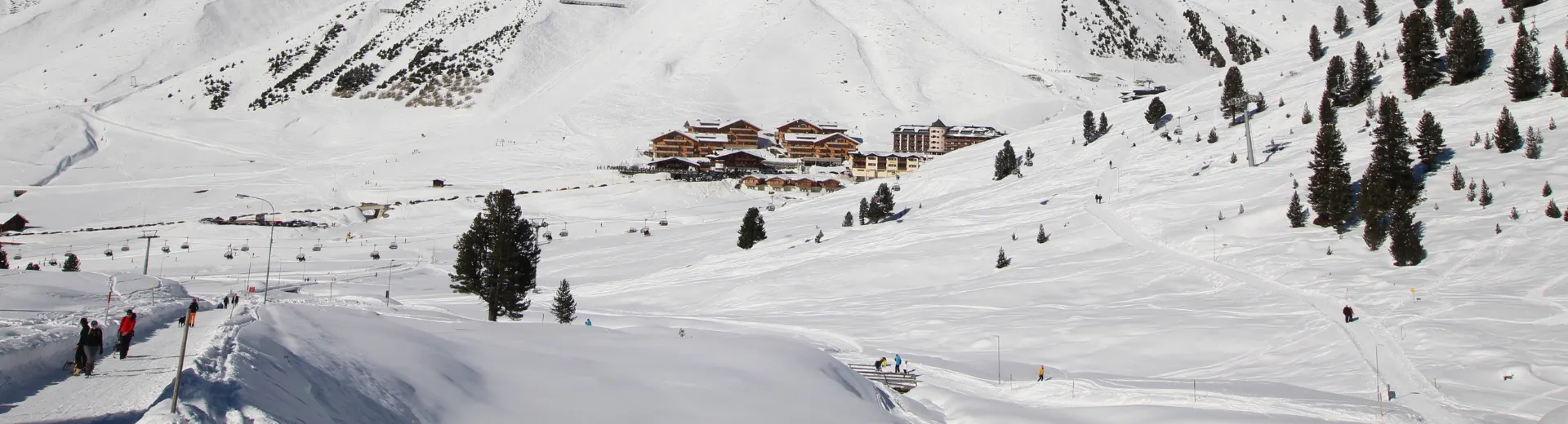Uitzicht over pistes, een skilift en accommodaties in de verte in het Skigebied Kühtai-Hochoetz