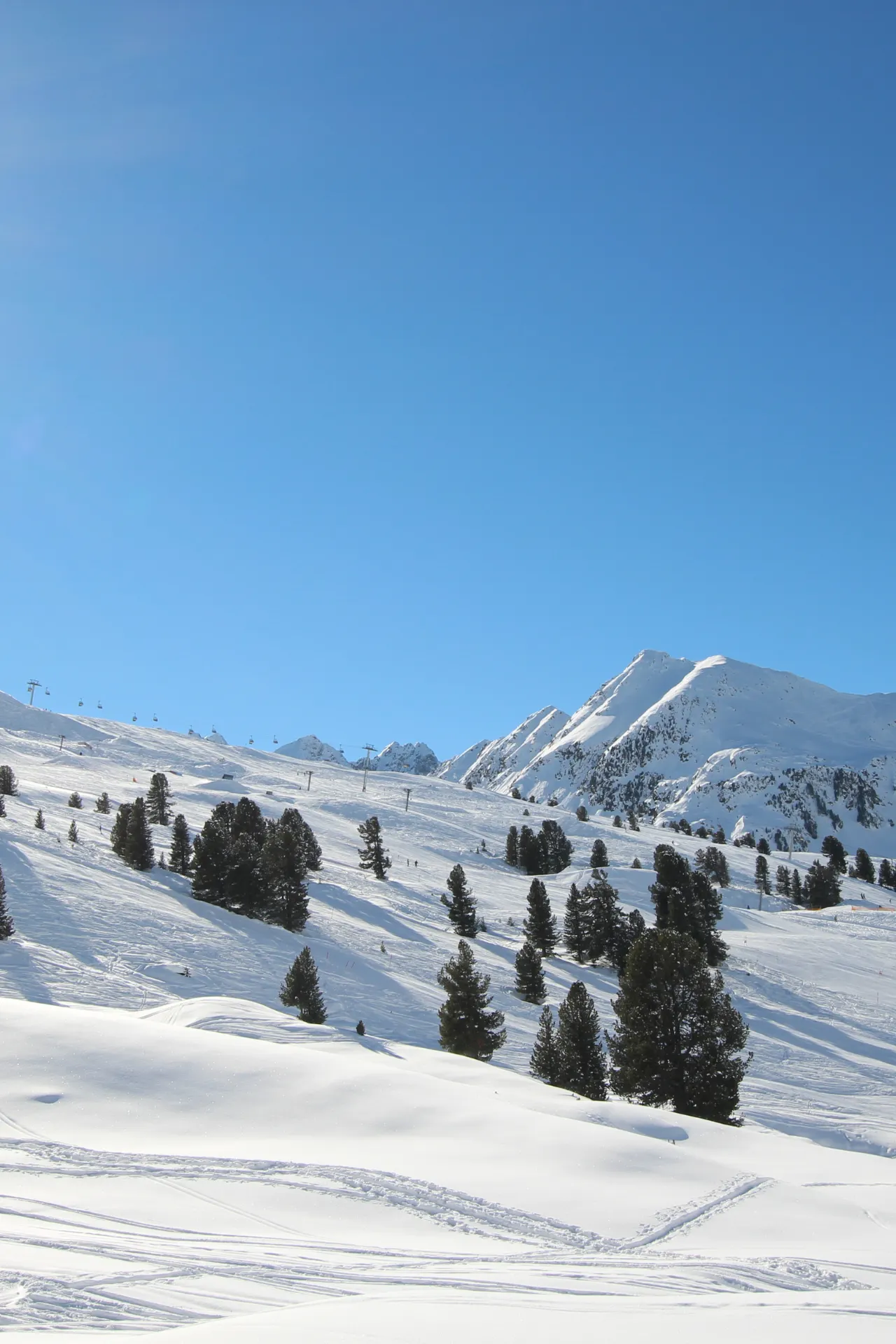 Pistes in Kühtai en een skilift in de verte