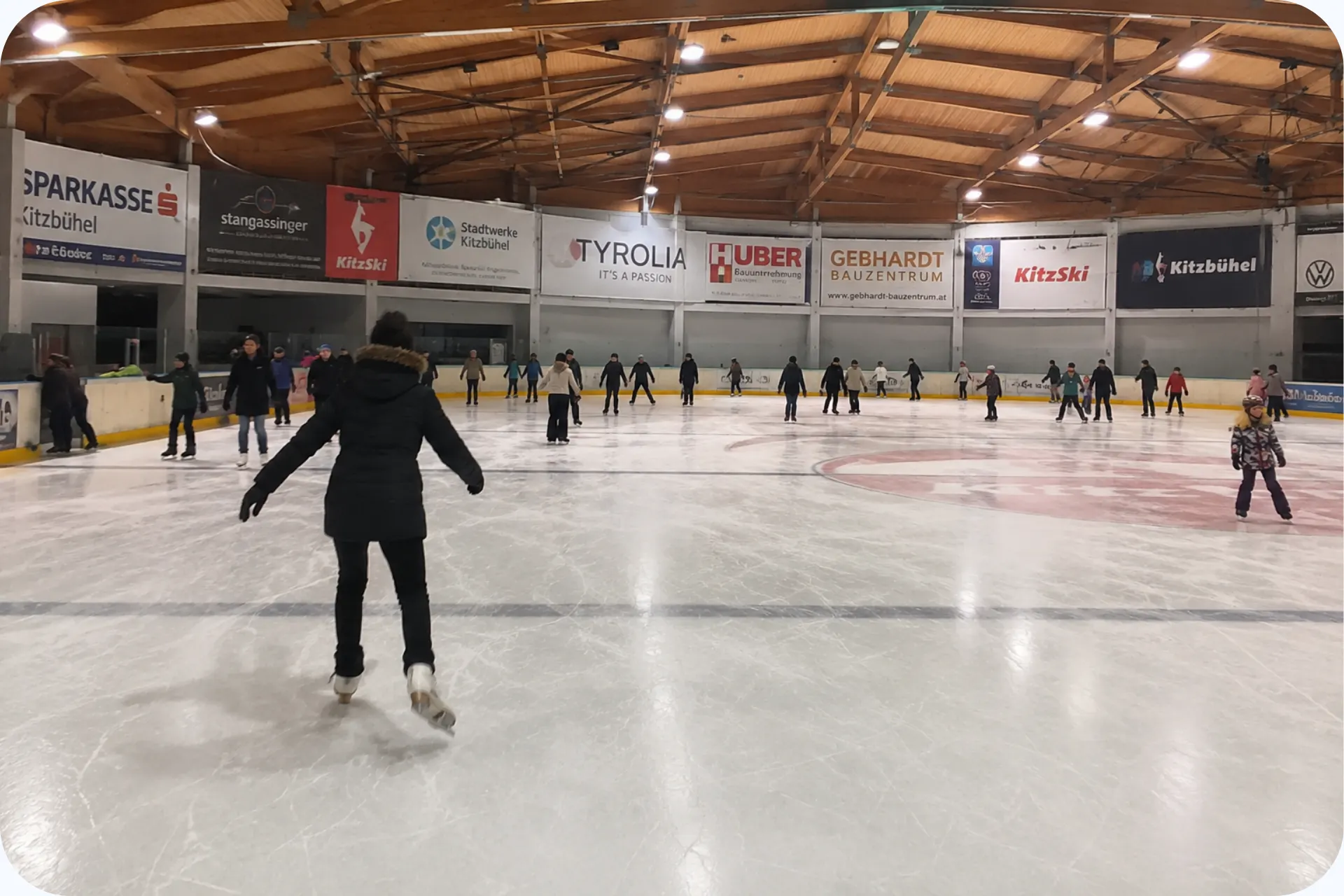 Mensen die aan het schaatsen zijn op de overdekte schaatsbaan in Kitzbühel.