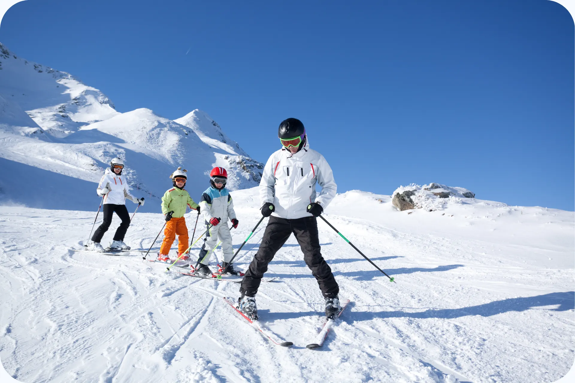 Skileraar met achtervolgende kinderen op de pistes