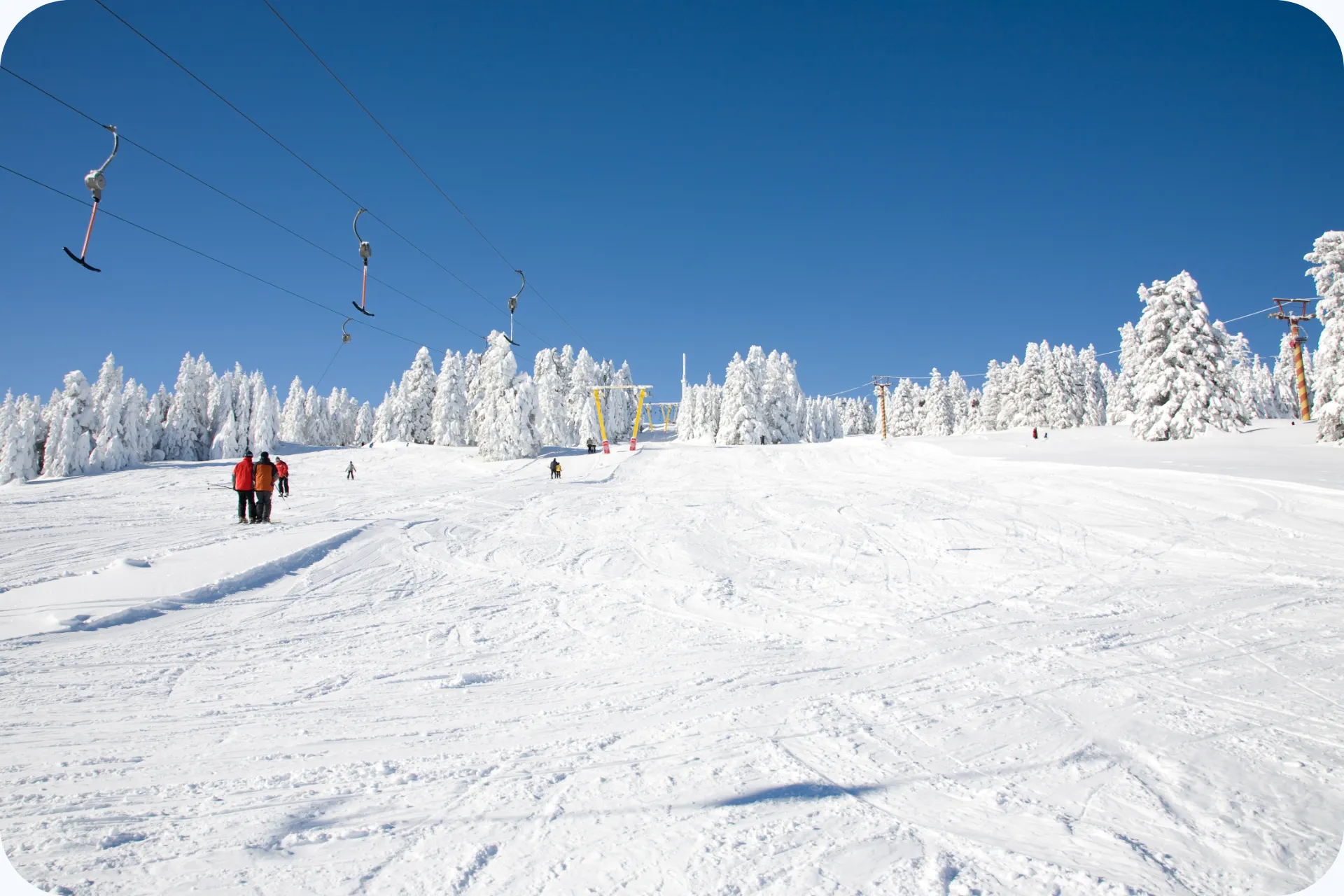 Mooie witte piste met een strak blauwe lucht