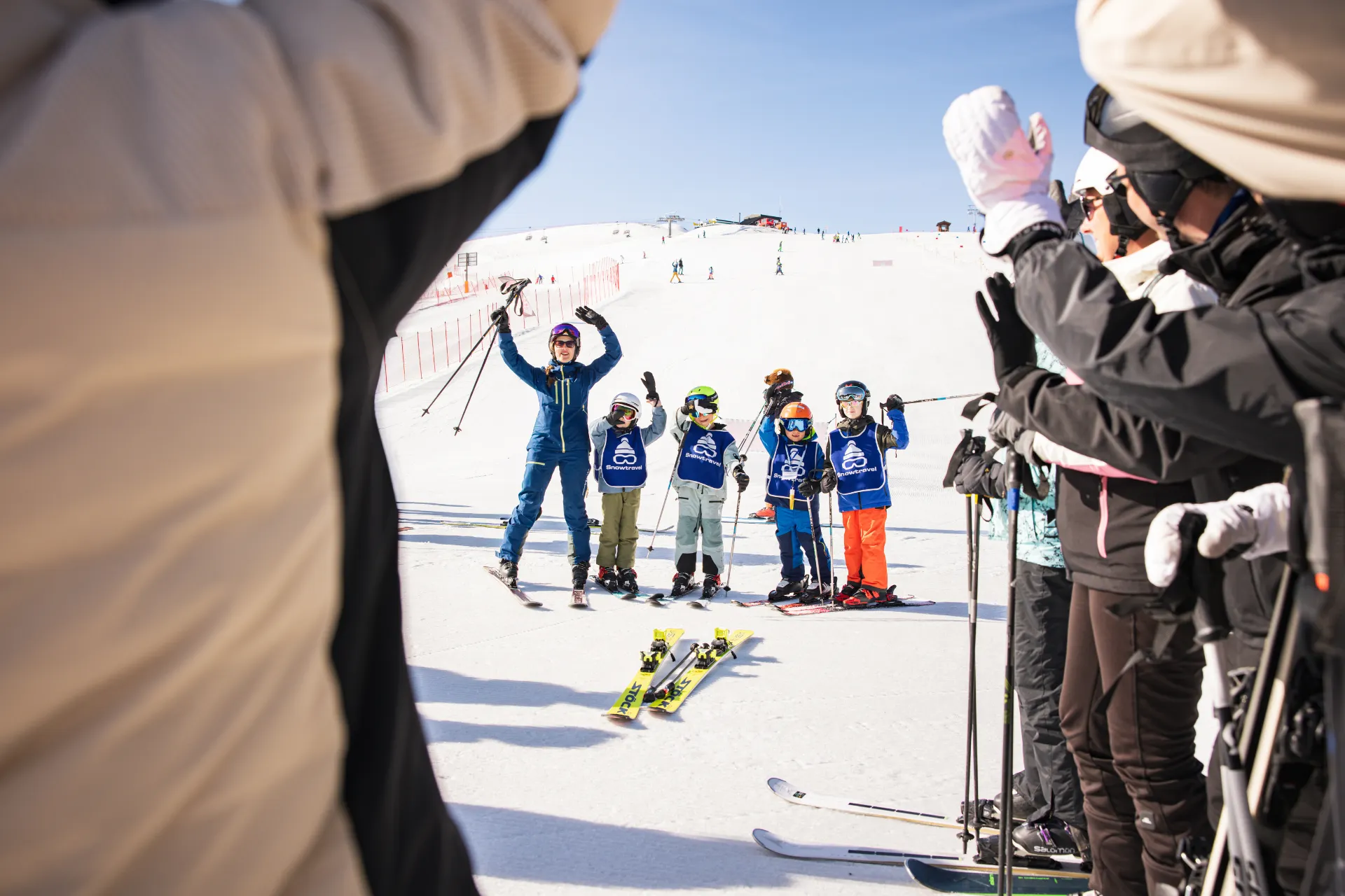 Skimonitor met kinderen op de piste in Livigno