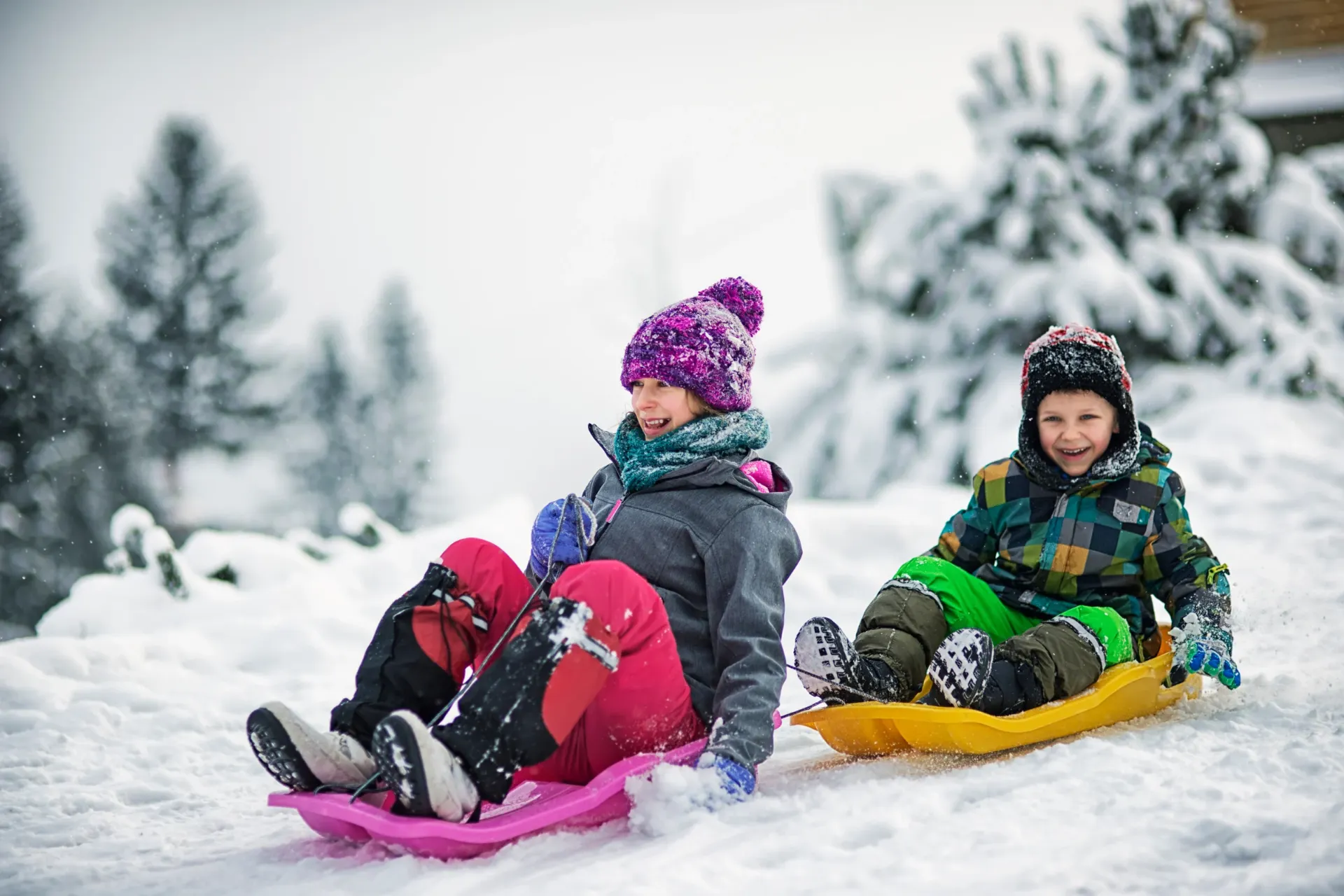 Twee kinderen op de slee in Thaur