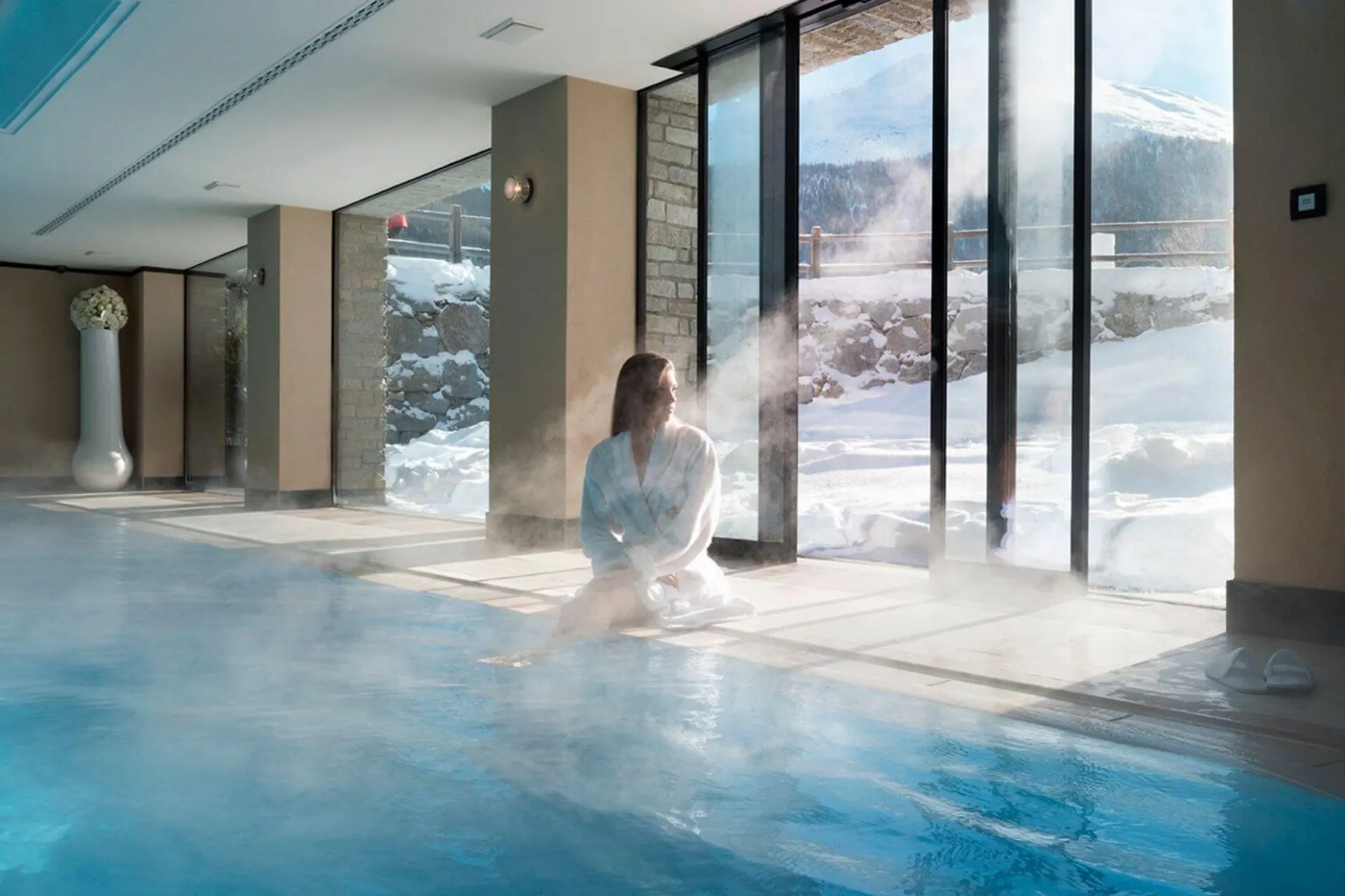 Een bezoeker van hotel Lac Salin in het zwembad van het wellness gedeelte.
